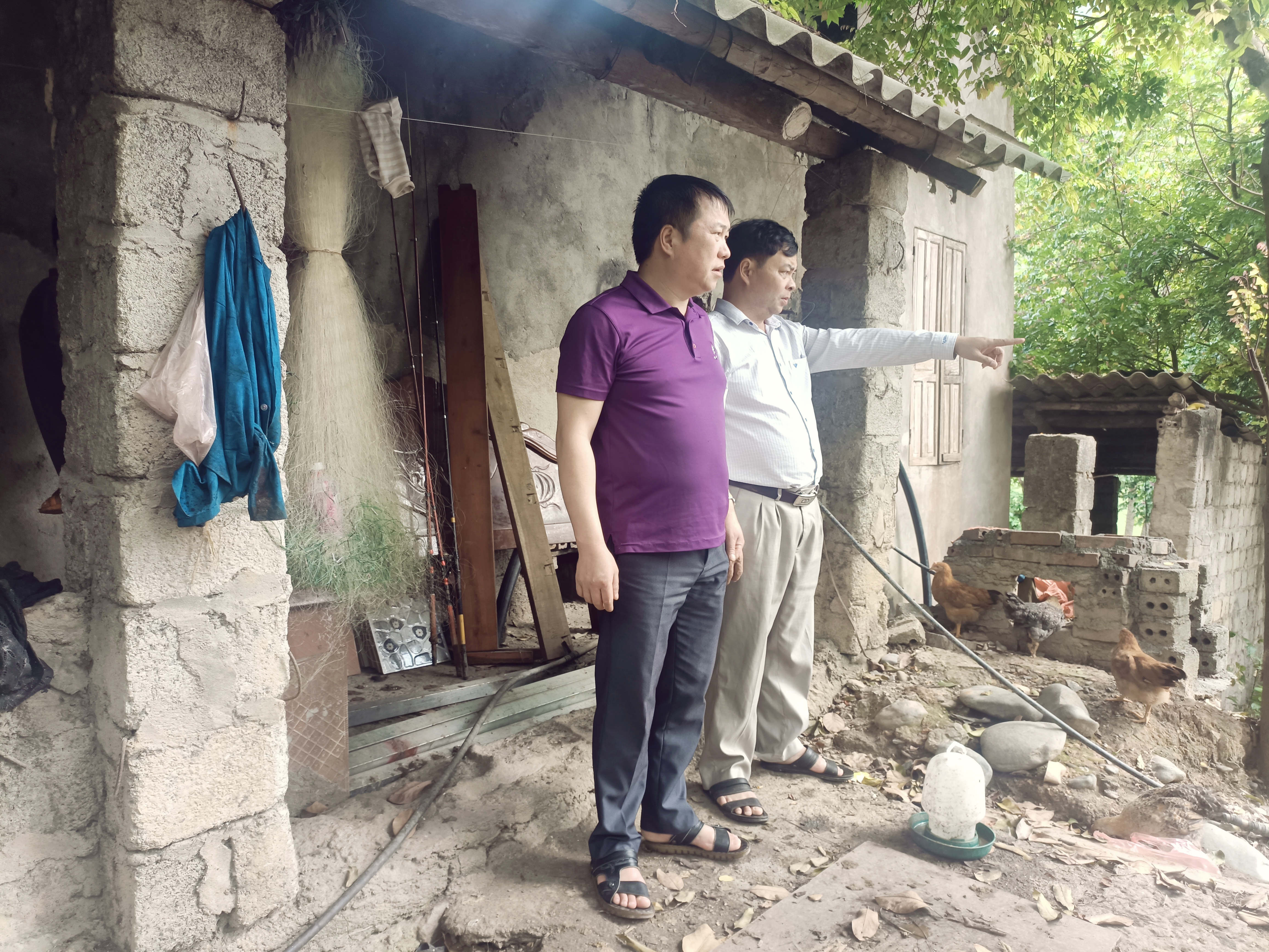 Thường trực Đảng ủy kiểm tra tình hình tại thôn Pó Pi A và thôn Phiêng Tòng