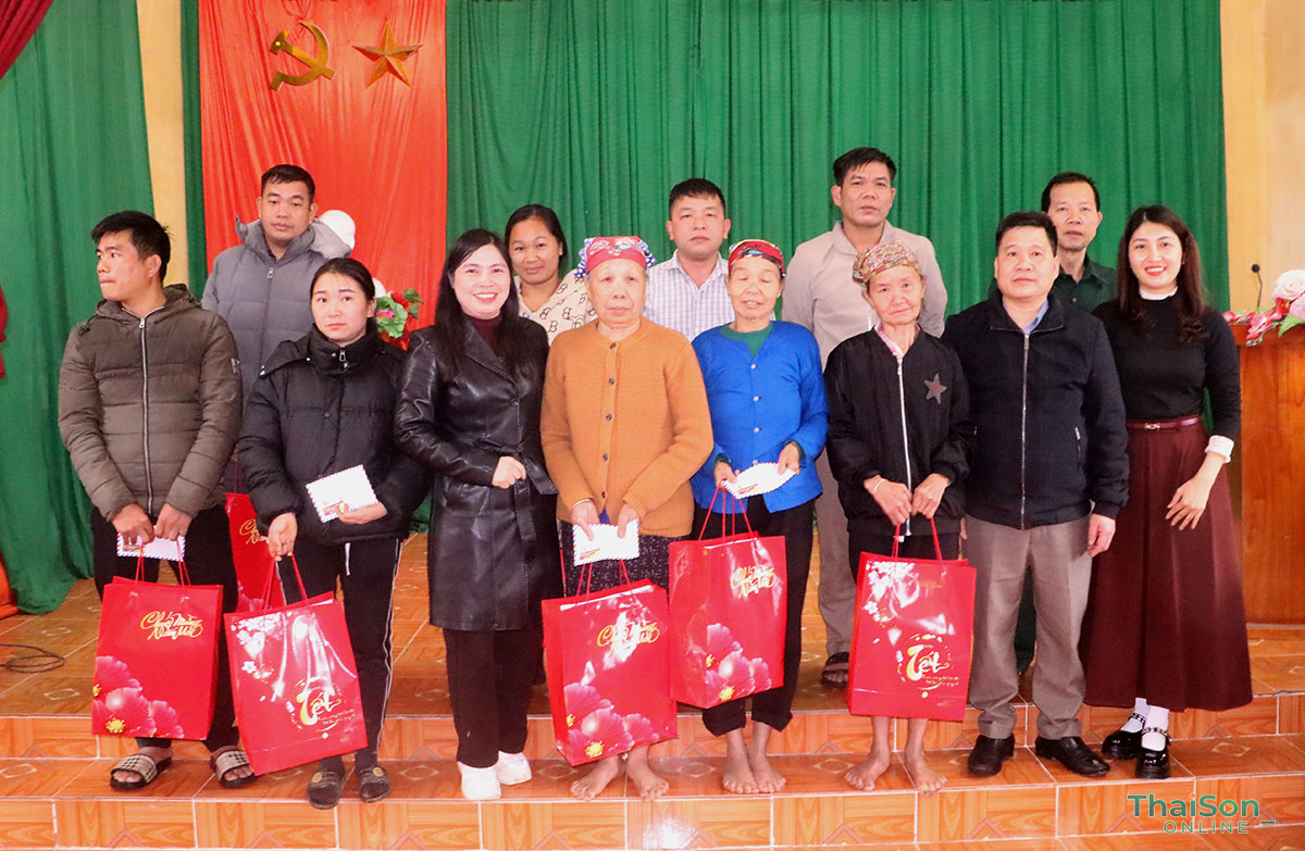 Đồng chí Nguyễn Thị Tám trao quà hỗ trợ hộ nghèo, gia đình khó khăn trên địa bàn xã