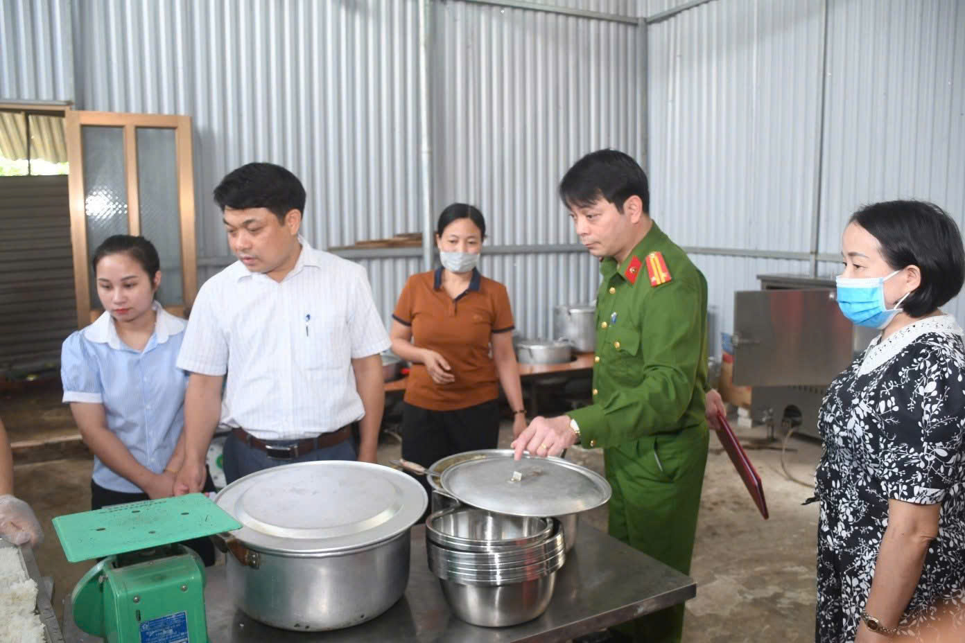 CÔNG AN XÃ THÁI HÒA PHỐI HỢP KIỂM TRA AN TOÀN THỰC PHẨM TẠI CÁC CƠ SỞ GIÁO DỤC TRÊN ĐỊA BÀN