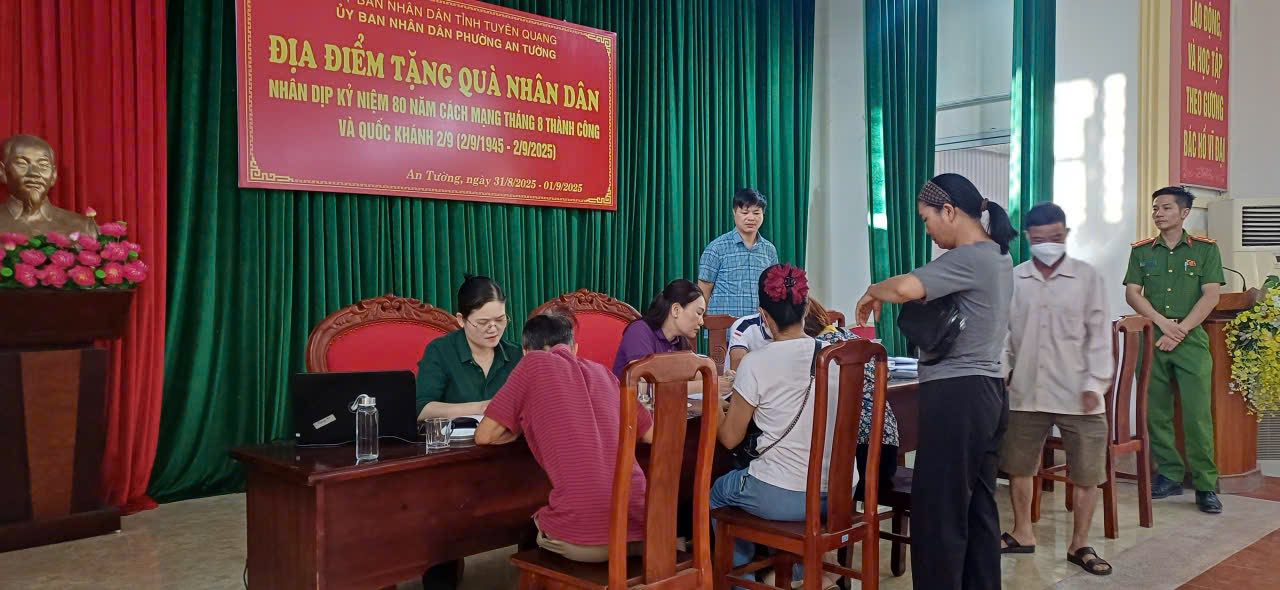Uỷ ban nhân dân phường An Tường tổ chức tặng quà cho nhân dân nhân dịp kỷ niệm 80 năm Cách mạng Tháng Tám và Quốc khánh 2/9.