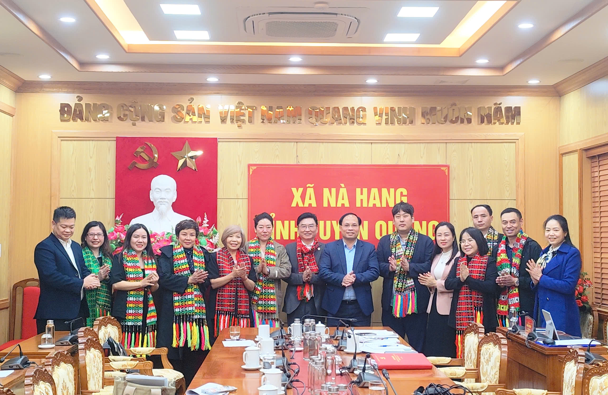 Hiệp hội Đa văn hóa Hàn Quốc (KMCA) làm việc với Đảng ủy, UBND xã Nà Hang