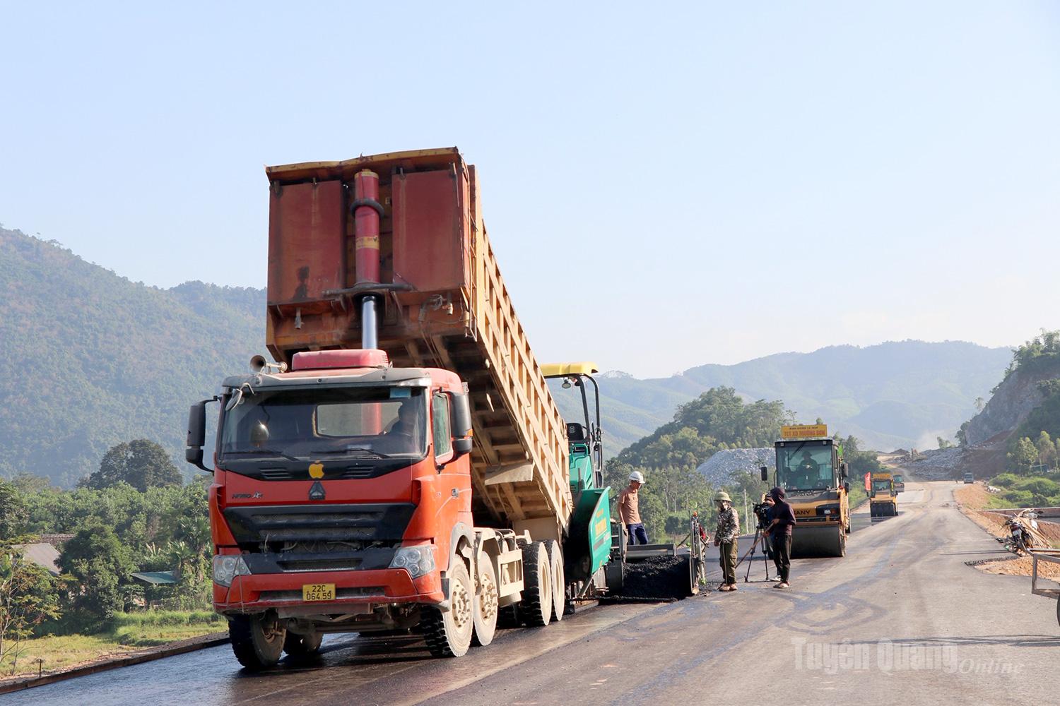 Oằn mình thi công đường dưới nắng lửa