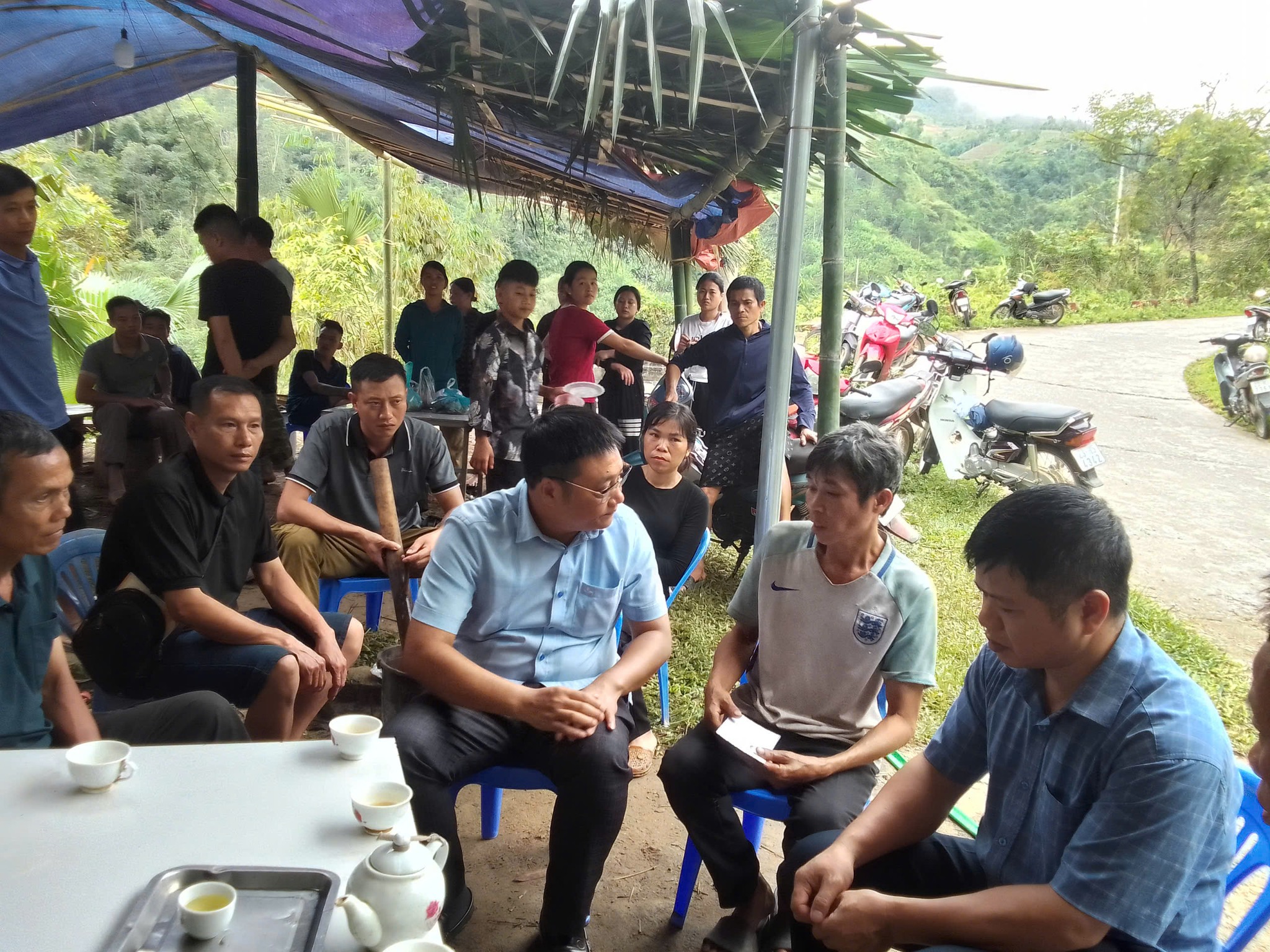 Lãnh đạo xã và Nhân dân chung tay hỗ trợ gia đình có hoàn cảnh khó khăn tại thôn Trung Sơn