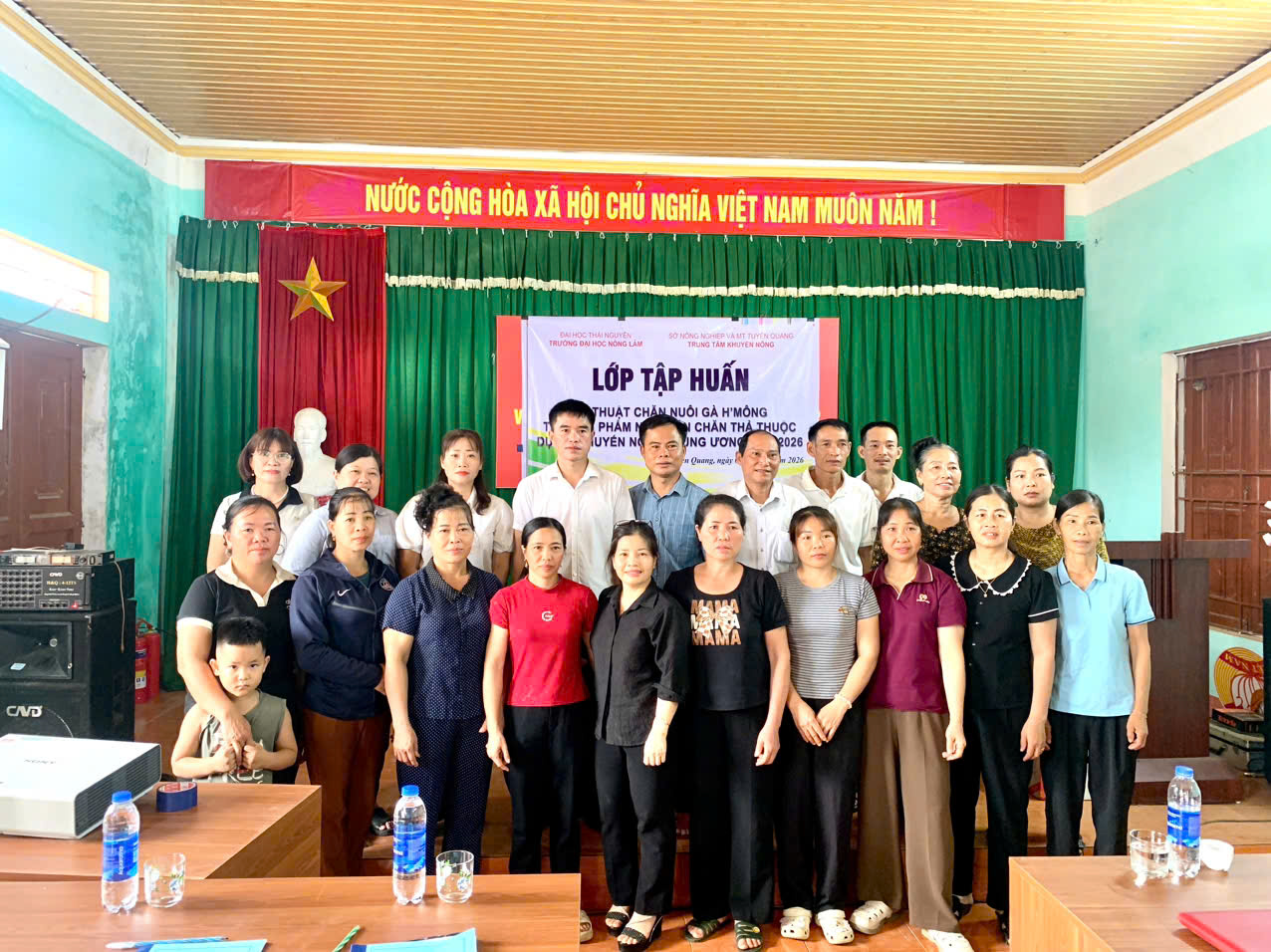 CÁN BỘ TRUNG TÂM DỊCH VỤ CÔNG XÃ ĐÔNG THỌ TỔ CHỨC TẬP HUẤN CHUYỂN GIAO KHOA HỌC KỸ THUẬT SẢN XUẤT VỤ MÙA VÀ MÔ HÌNH NUÔI GÀ H'MÔNG