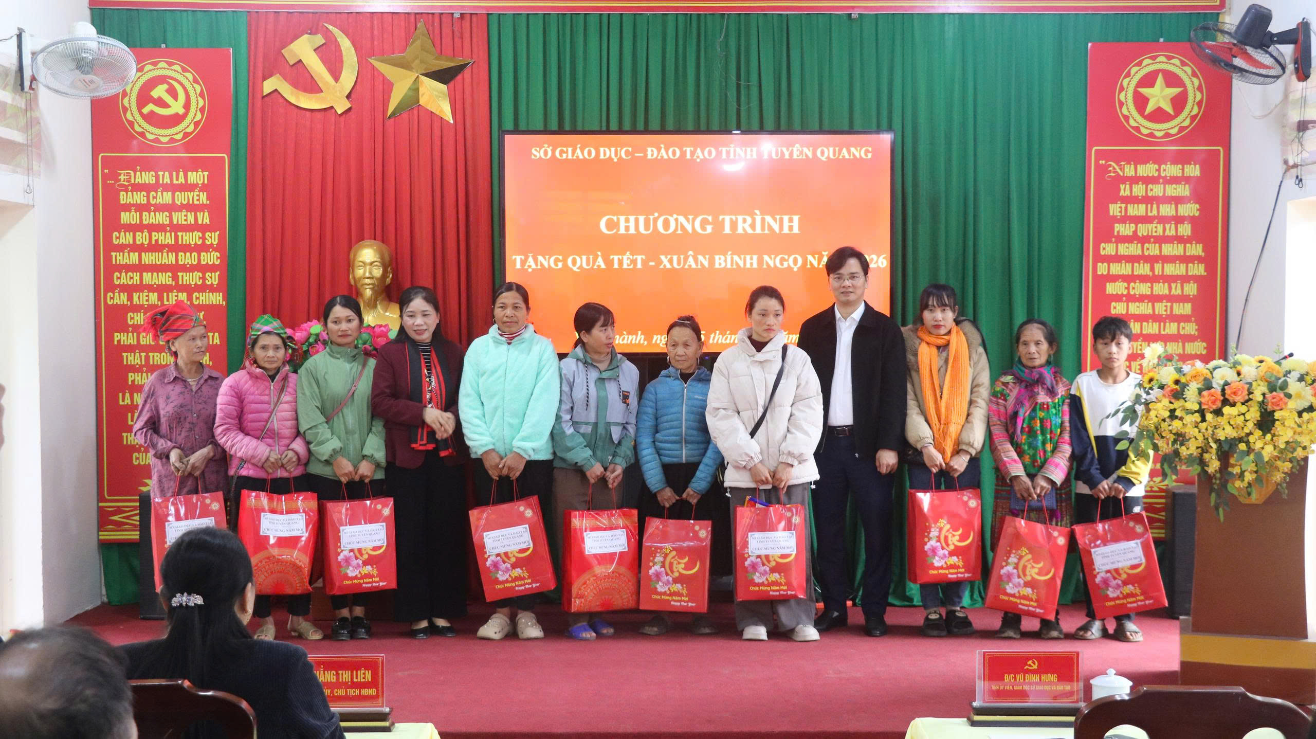 Sở Giáo dục và Đào tạo tỉnh trao quà Tết cho hộ nghèo, cận nghèo tại xã Yên Thành