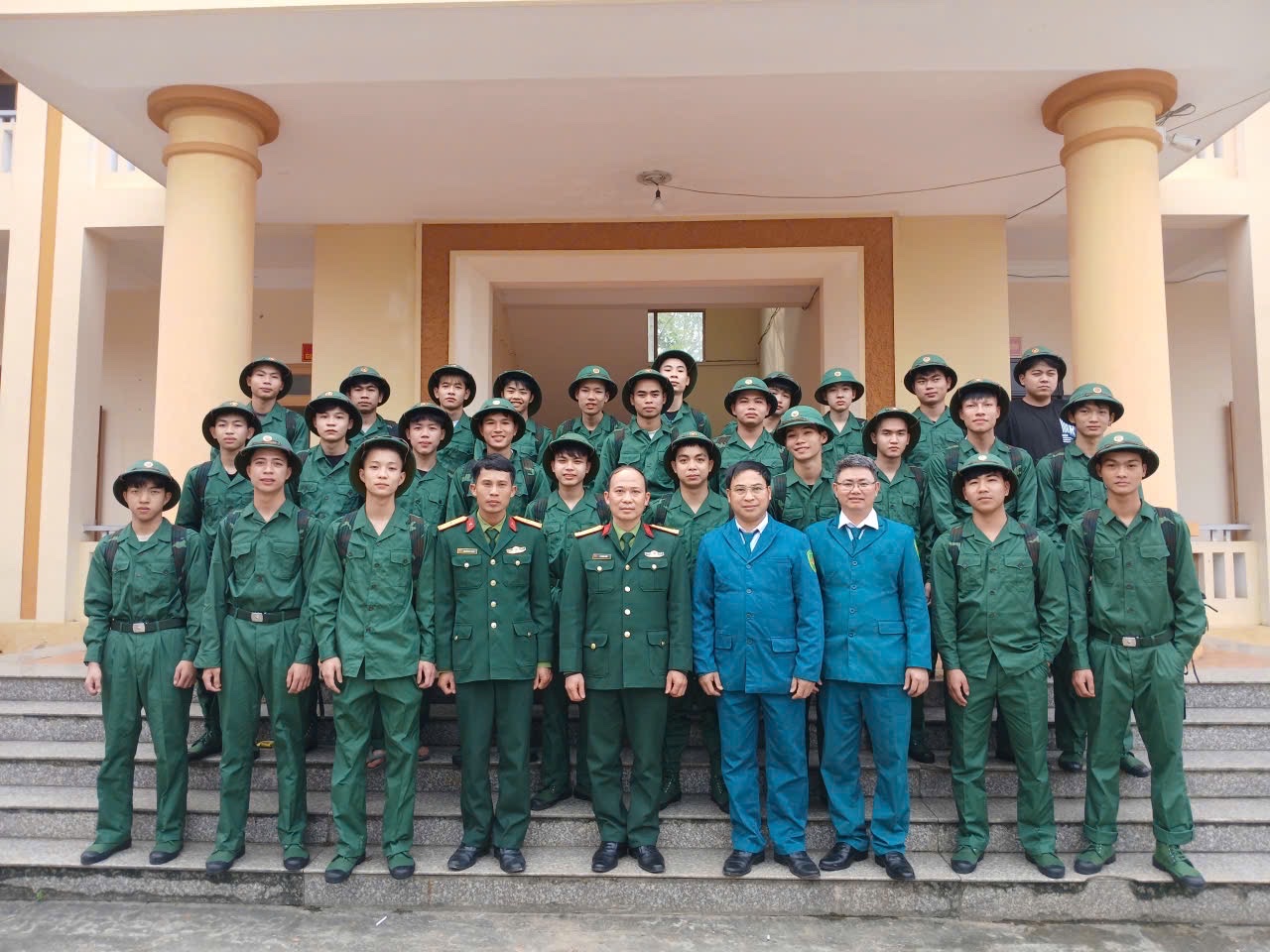 Ban chỉ huy Quân sự xã Bình Ca gặp mặt, giao nhiệm vụ và cấp phát quân trang cho thanh niên chuẩn bị lên đường nhập ngũ năm 2026