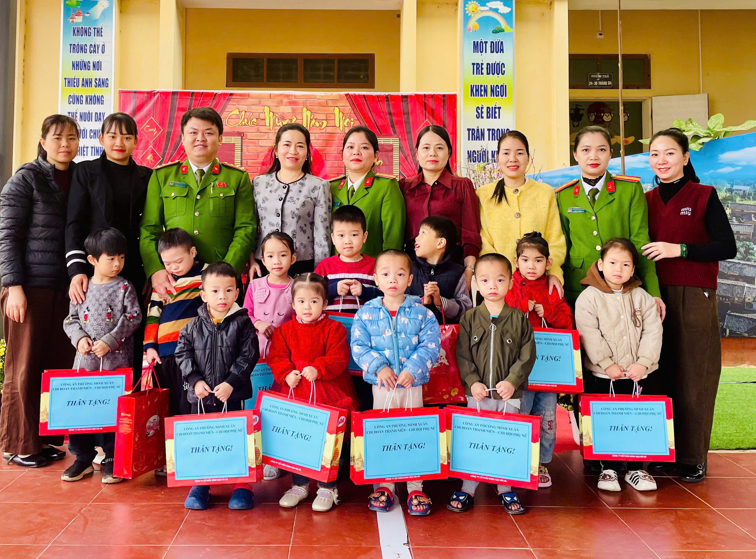 CÔNG AN PHƯỜNG MINH XUÂN TỔ CHỨC CHƯƠNG TRÌNH "NÂNG BƯỚC EM ĐẾN TRƯỜNG – TẾT ẤM CHO EM"