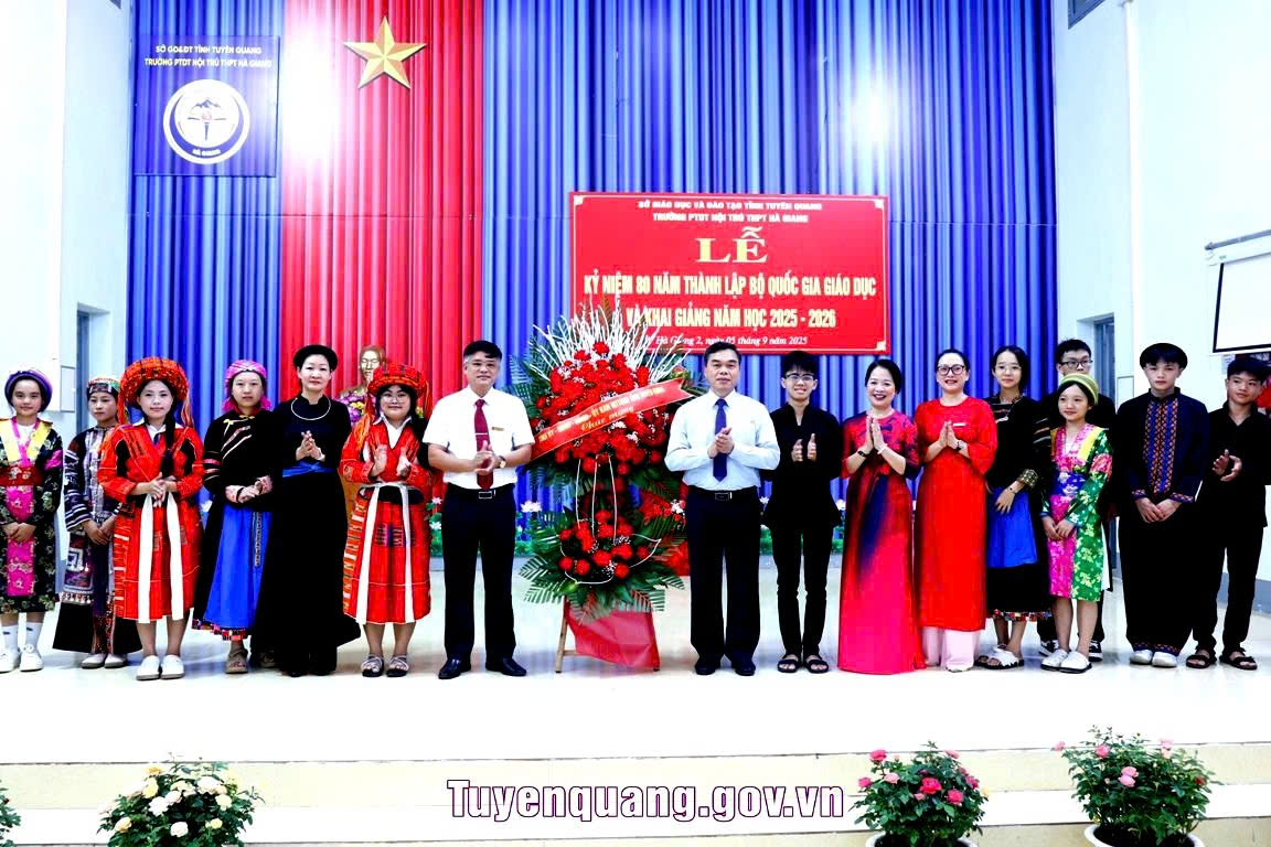 Phó Bí thư Tỉnh ủy, Chủ tịch Ủy ban MTTQ Việt Nam tỉnh Tuyên Quang Ma Thế Hồng dự Lễ khai giảng Trường PTDT Nội trú THPT Hà Giang
