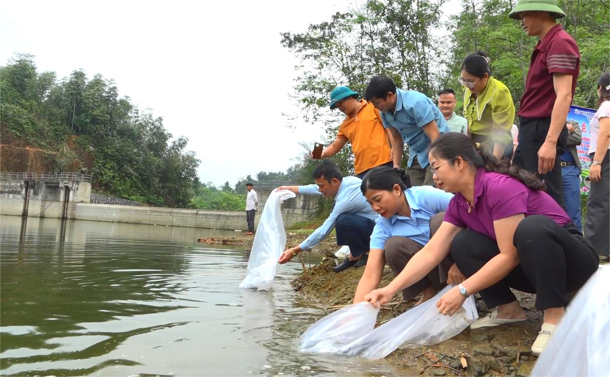 Phát động thả cá giống tại tạo nguồn lợi thủy sản