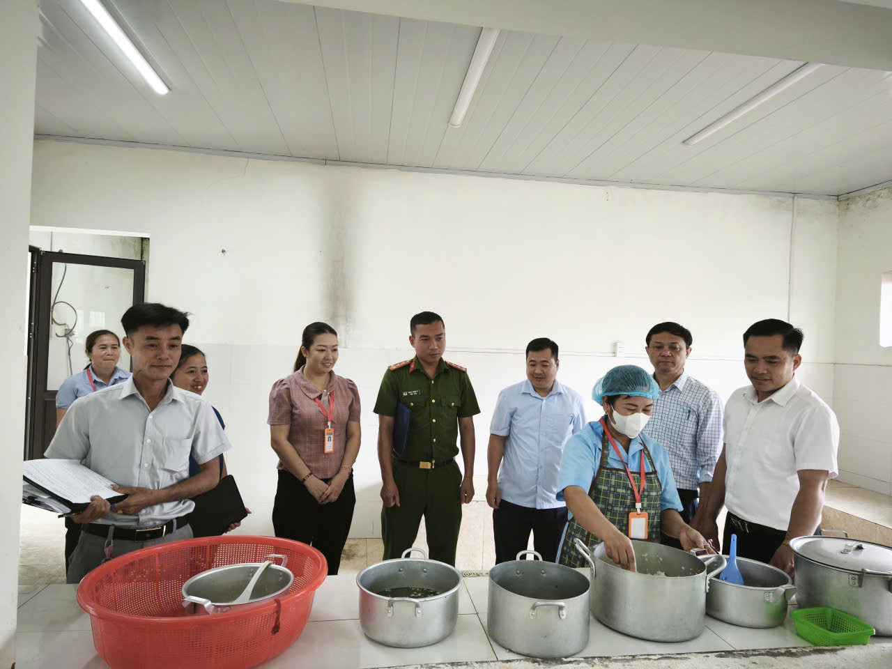 Đoàn kiểm tra liên ngành ATTP xã Liên Hiệp tăng cường kiểm tra các cơ sở kinh doanh thực phẩm trên địa bàn 