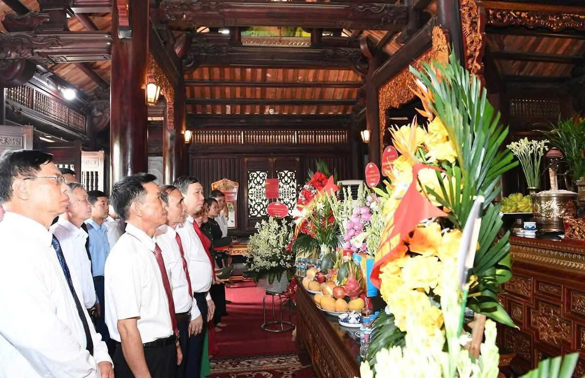 Đoàn đại biểu điển hình học tập và làm theo tư tưởng, đạo đức, phong cách Hồ Chí Minh năm 2026 của tỉnh tham dự Lễ báo công, dâng hương tại Đền thờ Chủ tịch Hồ Chí Minh và Khu di tích Quốc gia đặc biệt Tân Trào.