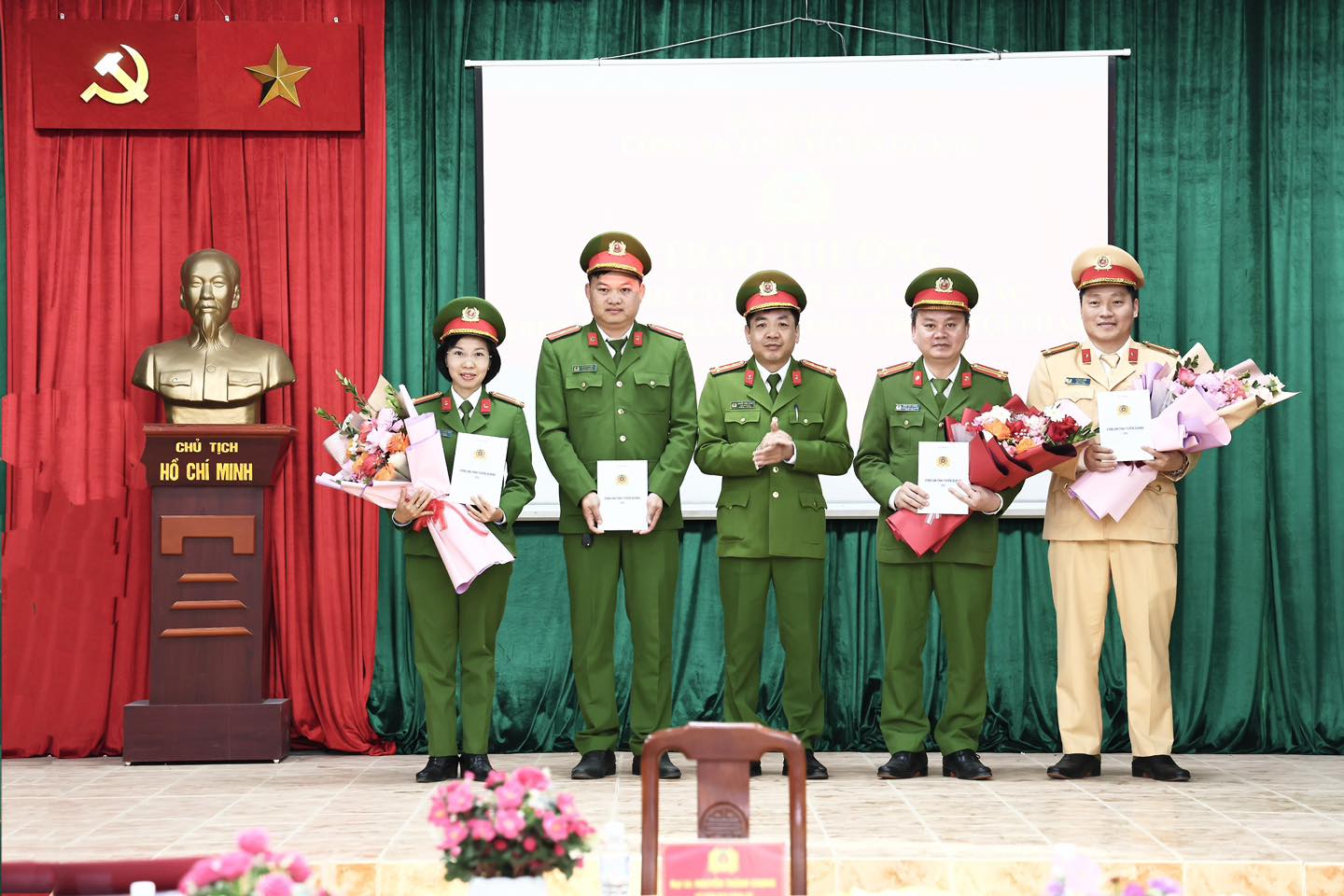 TRAO THƯỞNG TẬP THỂ CÓ THÀNH TÍCH XUẤT SẮC TRONG ĐẤU TRANH PHÒNG, CHỐNG TỘI PHẠM