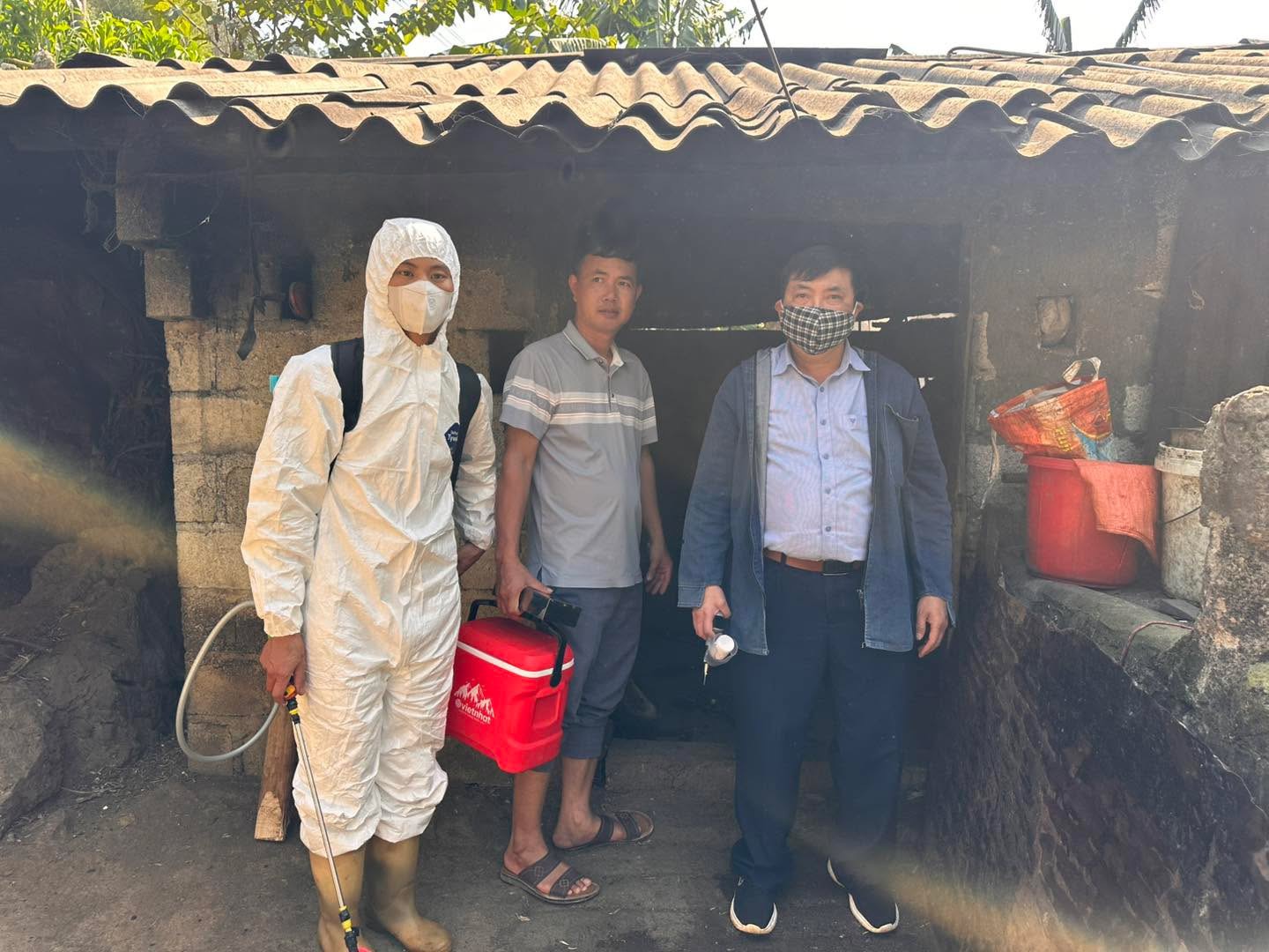 LỄ PHÁT ĐỘNG TỔNG VỆ SINH CHUỒNG TRẠI, TIÊM PHÒNG VẮC XIN PHÒNG BỆNH CHO GIA SÚC TRÊN ĐỊA BÀN XÃ ĐỒNG VĂN.