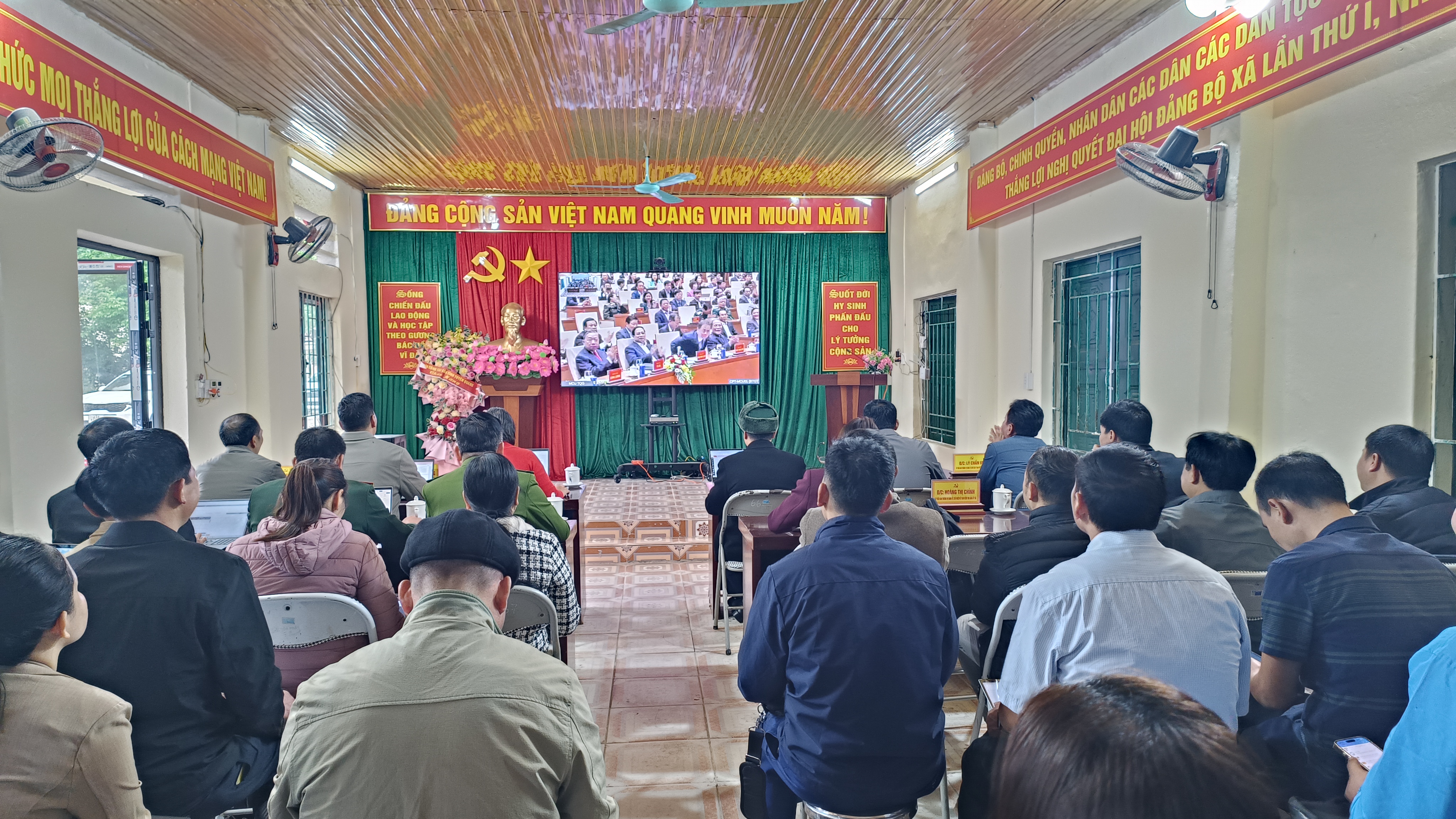 Đảng ủy xã Thàng Tín dự Hội nghị trực tuyến do Bộ Chính trị, Ban Bí thư tổ chức