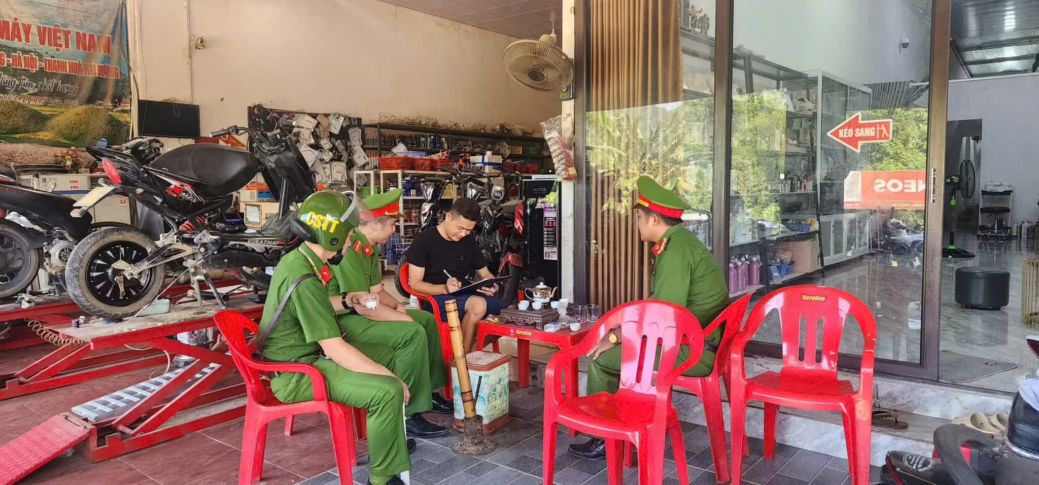 CÔNG AN XÃ TRUNG HÀ TĂNG CƯỜNG TUYÊN TRUYỀN, HƯỚNG DẪN, KIỂM TRA AN TOÀN PCCC VÀ CNCH TẠI CÁC CƠ SỞ KINH DOANH, SỬA CHỮA XE ĐIỆN