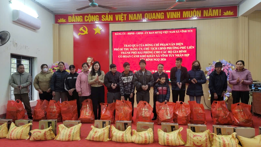 Trao qu&agrave; c&aacute;c hộ kh&oacute; khăn ng&agrave;y qu&agrave; đc Di&ecirc;n 33.jpg