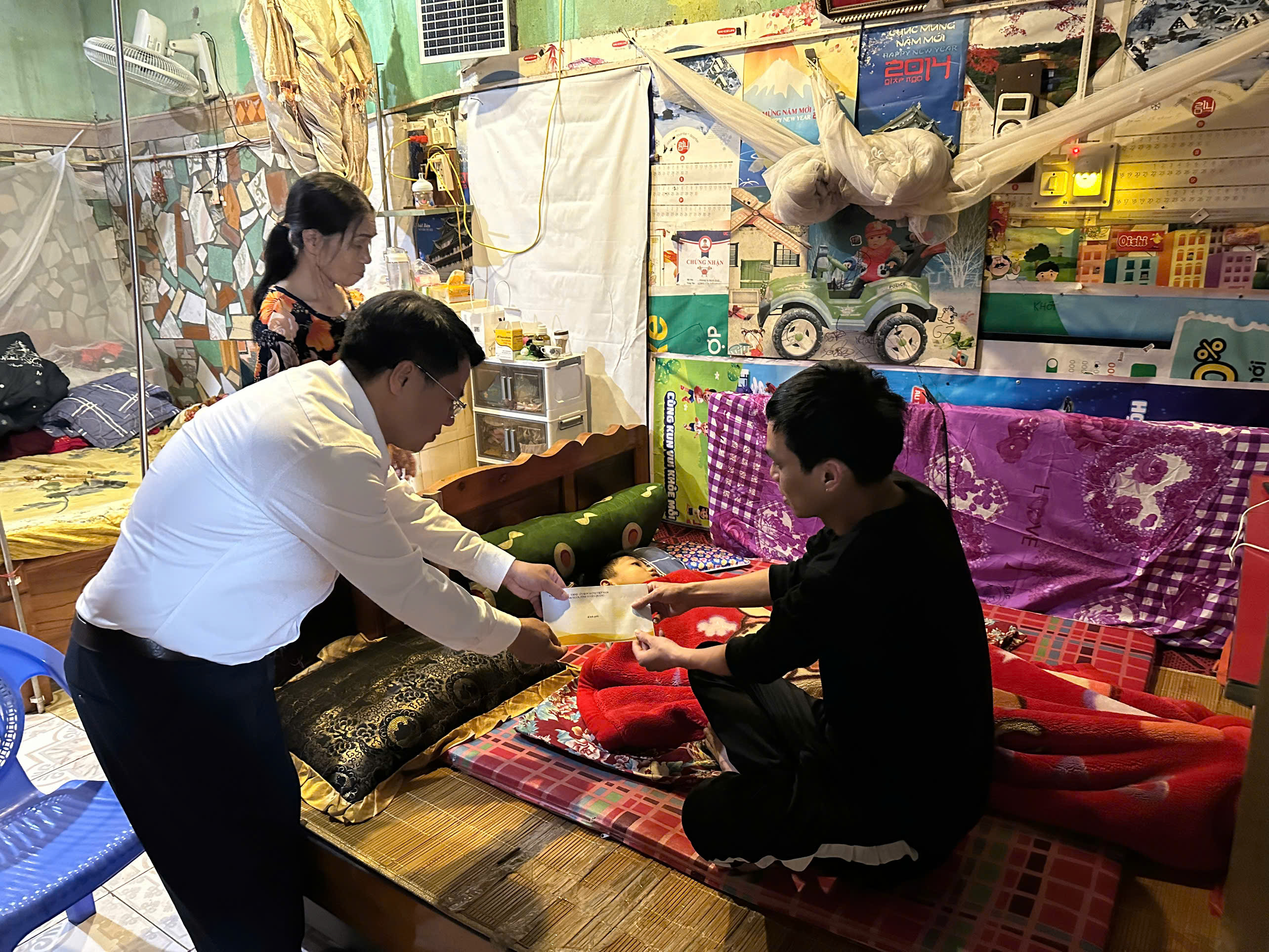 Kịp thời hỗ trợ đột xuất cho bệnh nhi mắc bệnh hiểm nghèo - Nhằm san sẻ gánh nặng với những gia đình có hoàn cảnh khó khăn không may gặp hoạn nạn