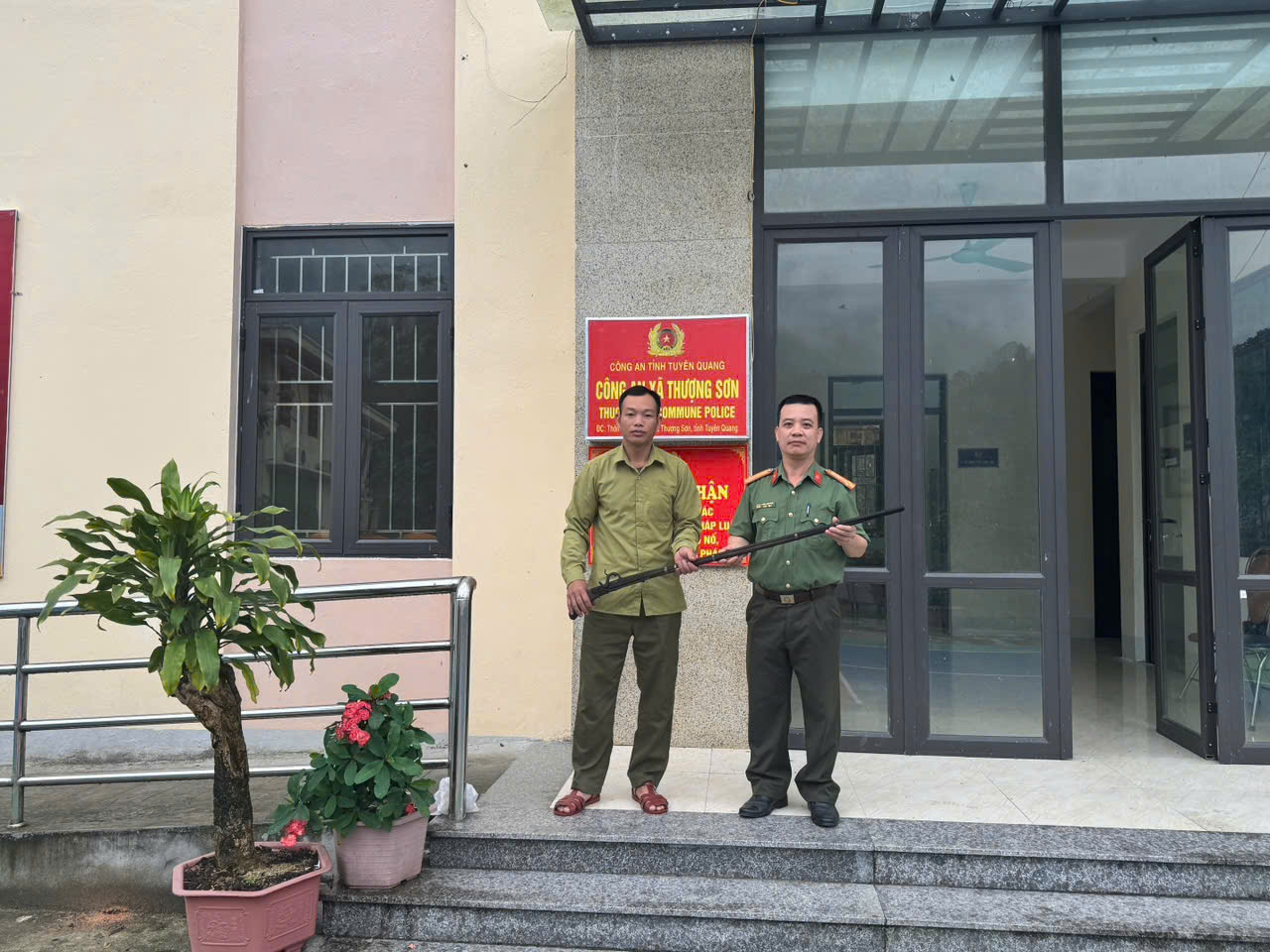 VẬN ĐỘNG NHÂN DÂN GIAO NỘP  VŨ KHÍ, VẬT LIỆU NỔ, CÔNG CỤ HỖ TRỢ