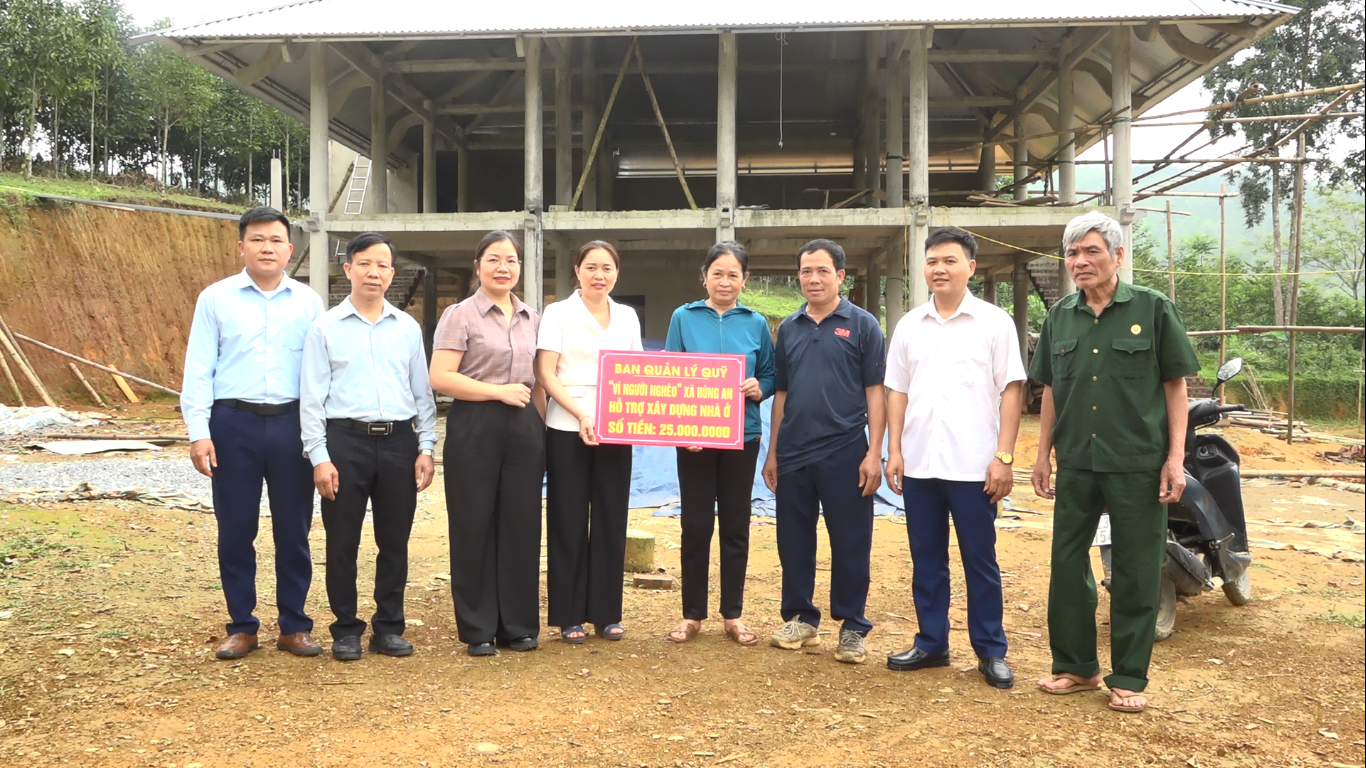 Bí thư Đảng Đảng ủy, Chủ tịch HĐND xã Nguyễn Thùy Linh trao tiền hỗ trợ xây dựng nhà ở cho hộ khó khăn trên địa bàn