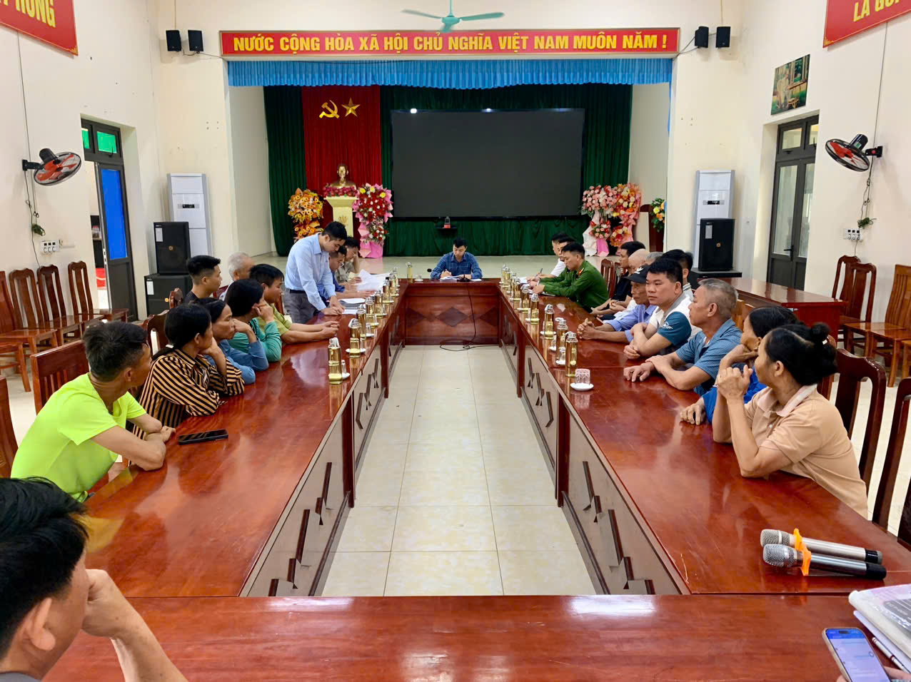UBND xã Đông Thọ làm việc với với các hộ dân thôn Làng Hào