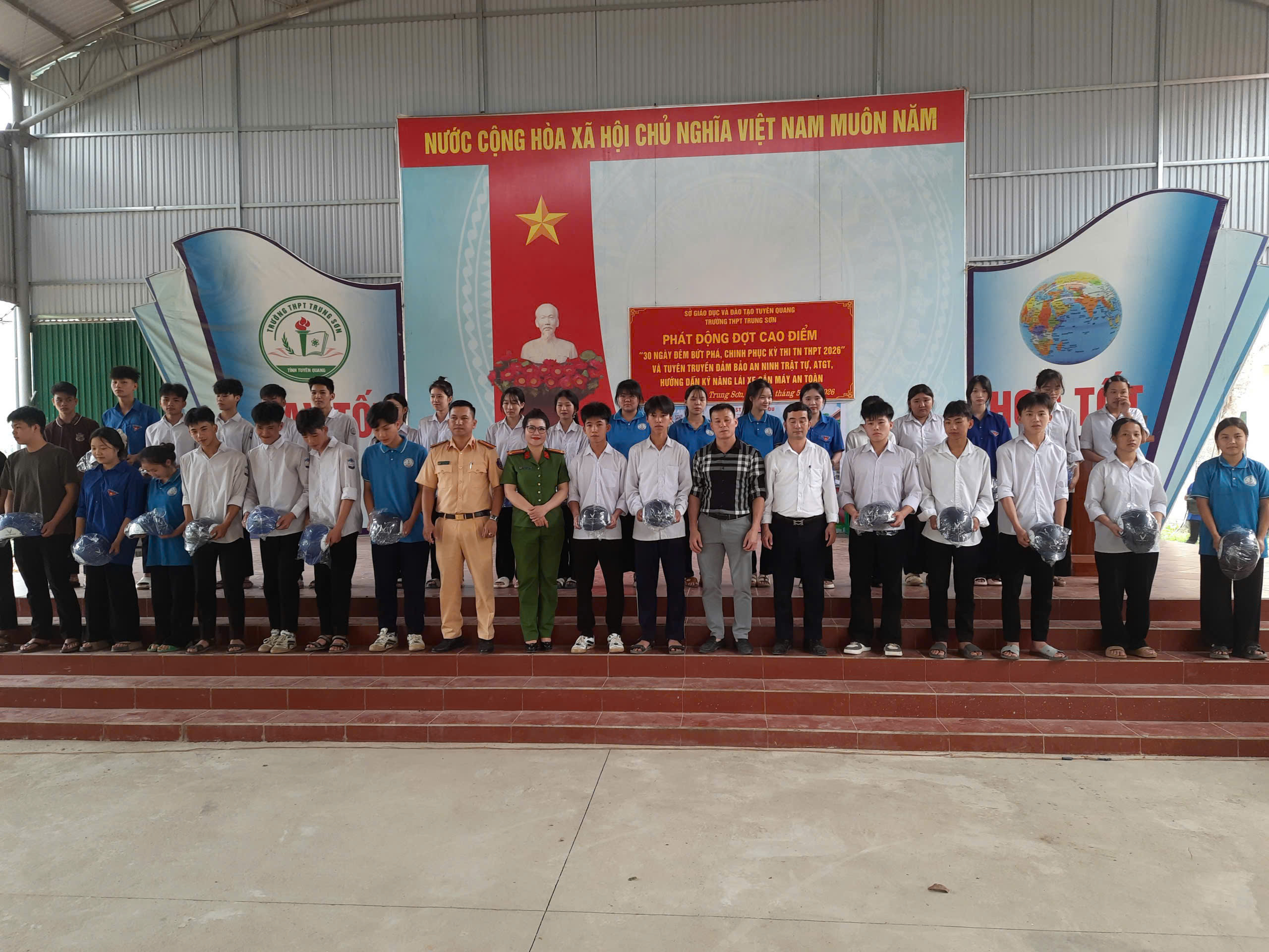 CÔNG AN XÃ TRUNG SƠN PHỐI HỢP TUYÊN TRUYỀN ANTT VÀ HƯỚNG DẪN KỸ NĂNG LÁI XE AN TOÀN