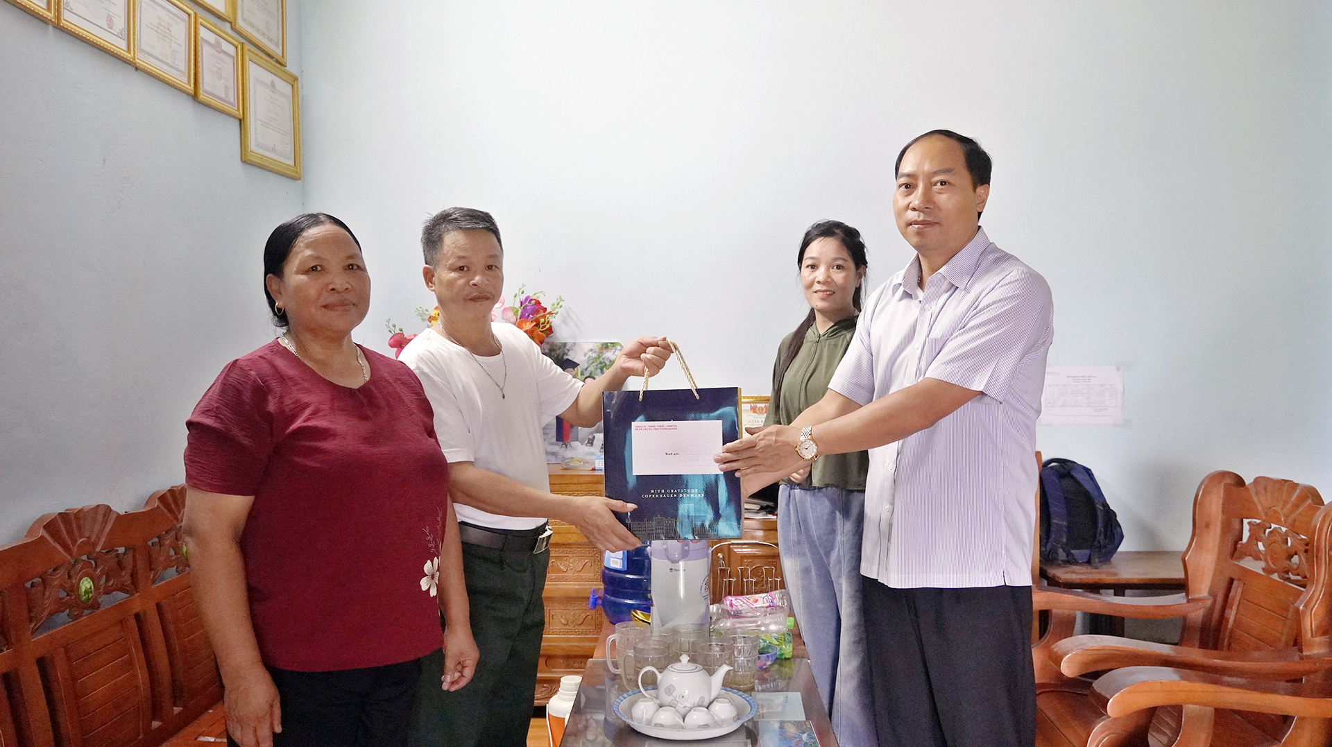 PBT tặng qu&agrave; 27-7 (1).JPG