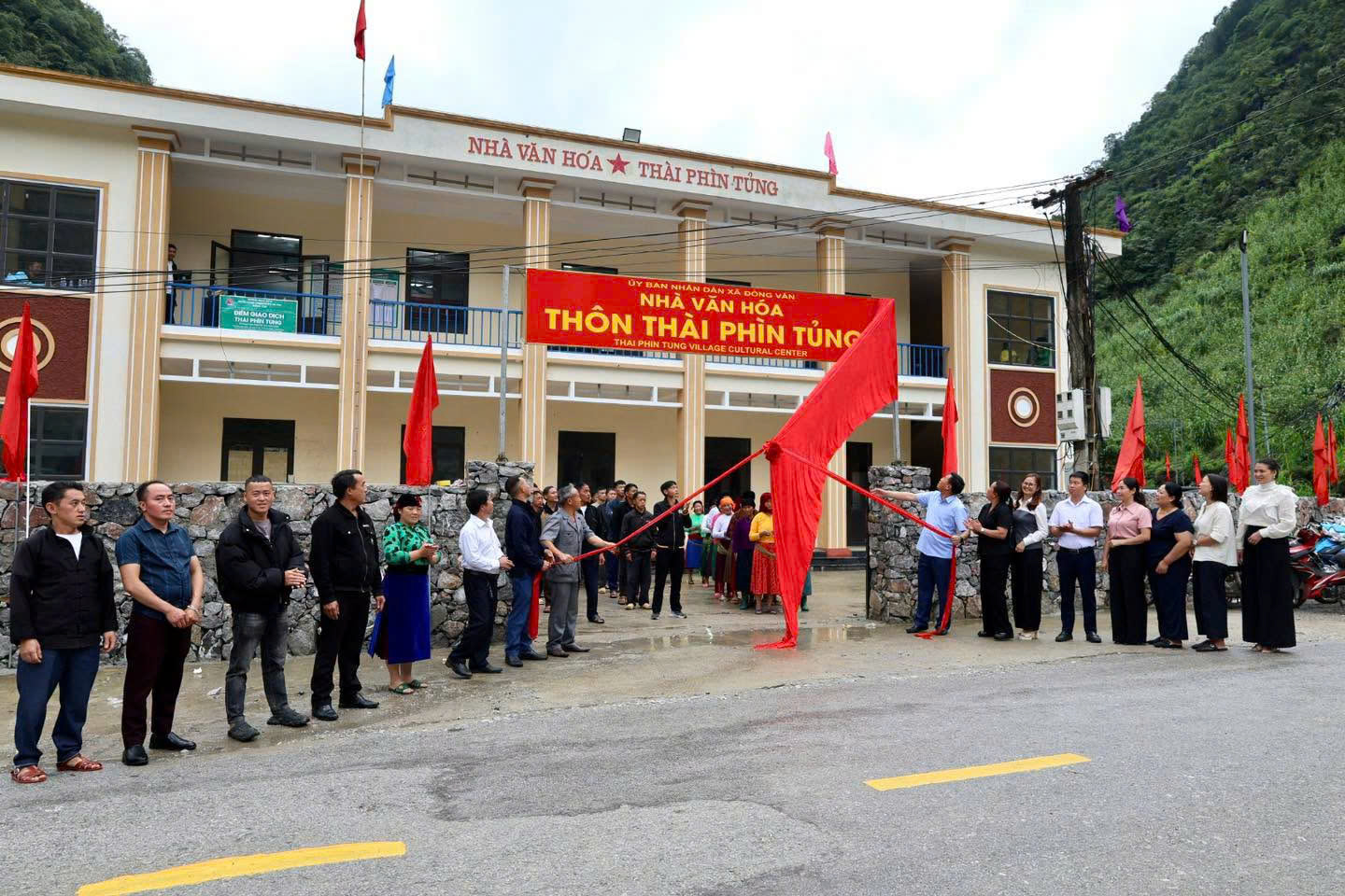 ĐẢNG ỦY XÃ ĐỒNG VĂN ĐỒNG LOẠT TỔ CHỨC HỘI NGHỊ TRIỂN KHAI CÁC QUYẾT ĐỊNH THÀNH LẬP CHI BỘ VÀ CÁC CHỨC DANH CỦA THÔN