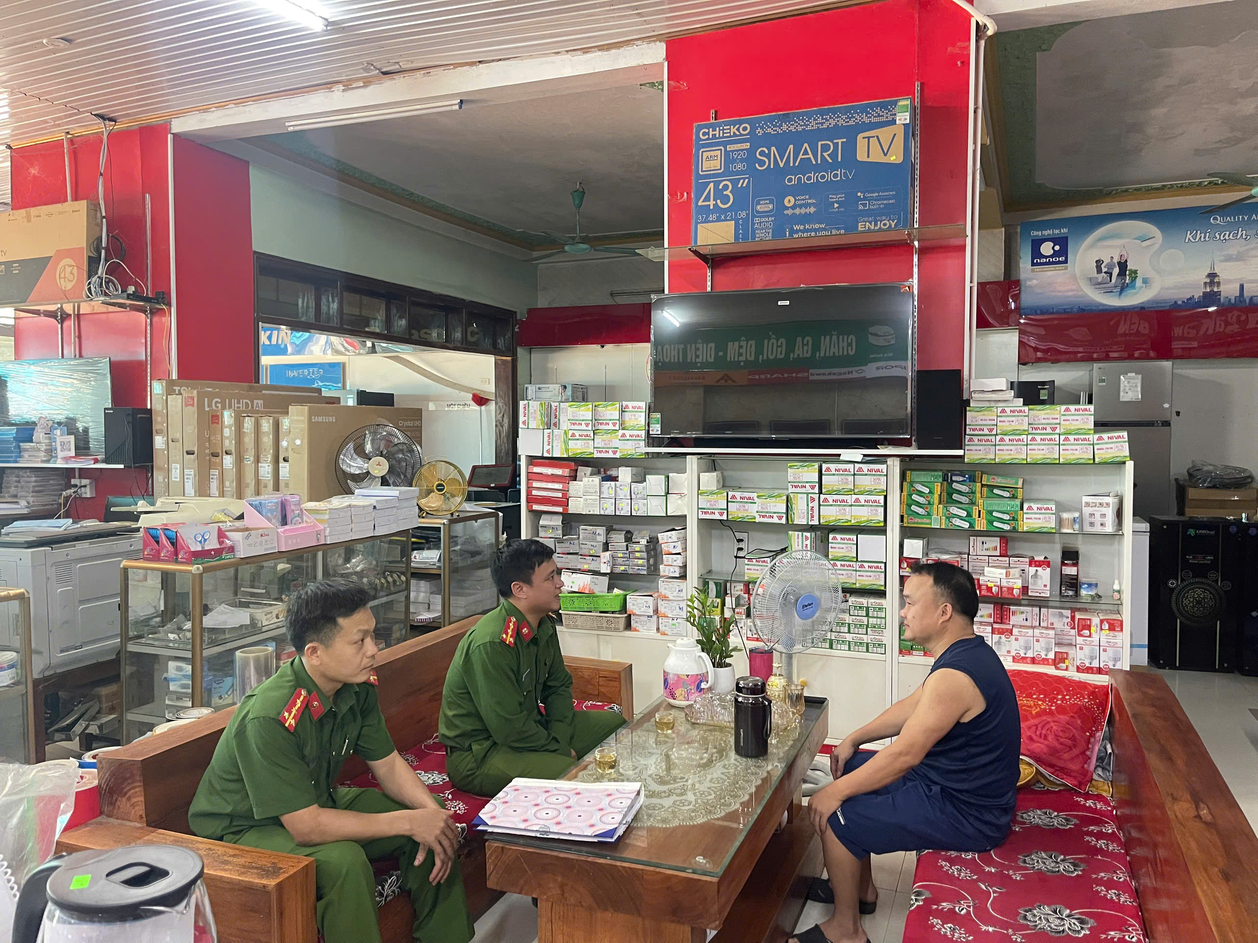 CÔNG AN XÃ THƯỢNG LÂM ĐẨY MẠNH TUYÊN TRUYỀN, VẬN ĐỘNG LẮP ĐẶT THIẾT BỊ TRUYỀN TIN BÁO CHÁY