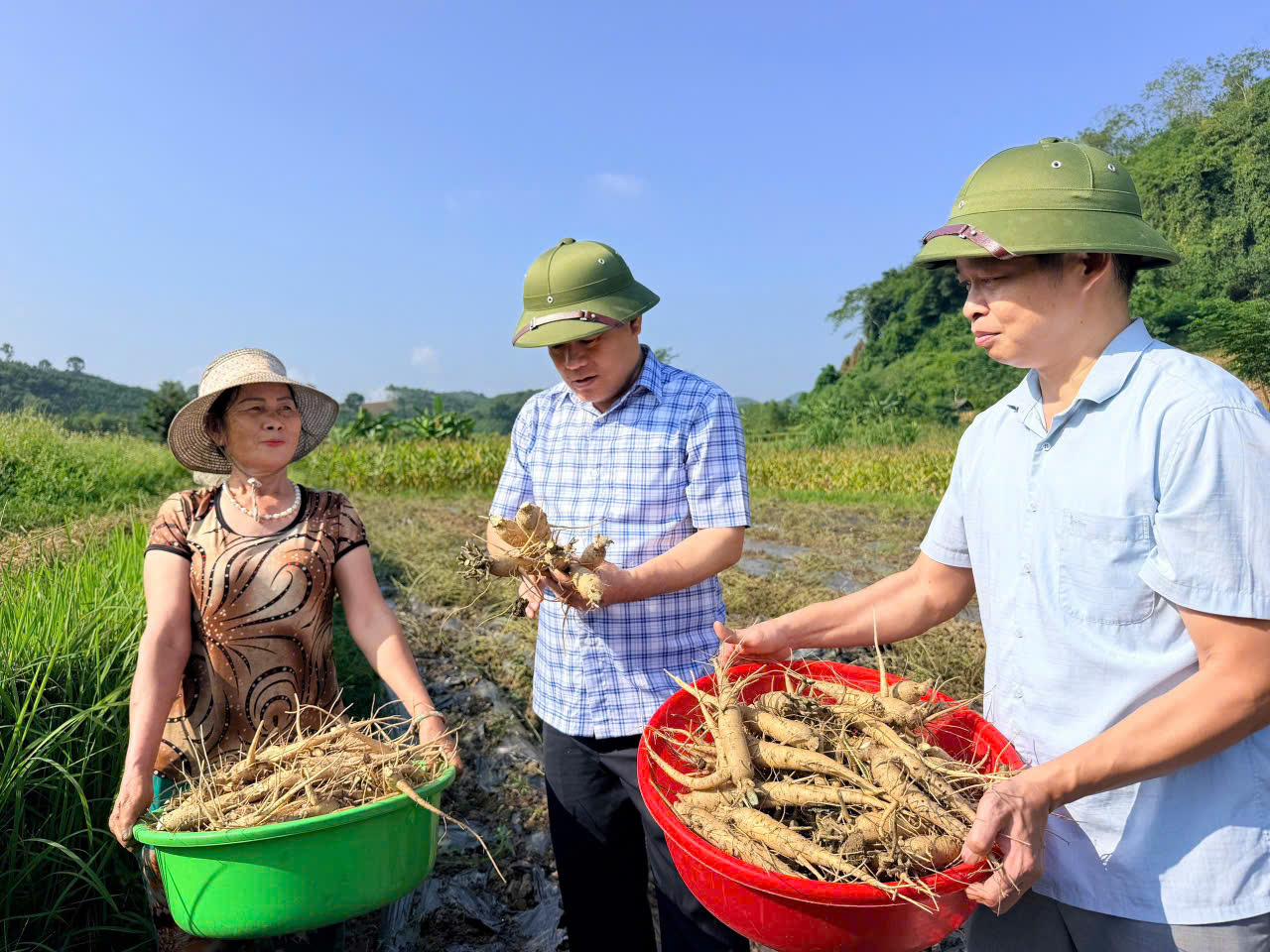 LÃNH ĐẠO XÃ YÊN LẬP TĂNG CƯỜNG CÔNG TÁC NẮM TÌNH HÌNH TẠI CÁC THÔN TRÊN ĐỊA BÀN XÃ