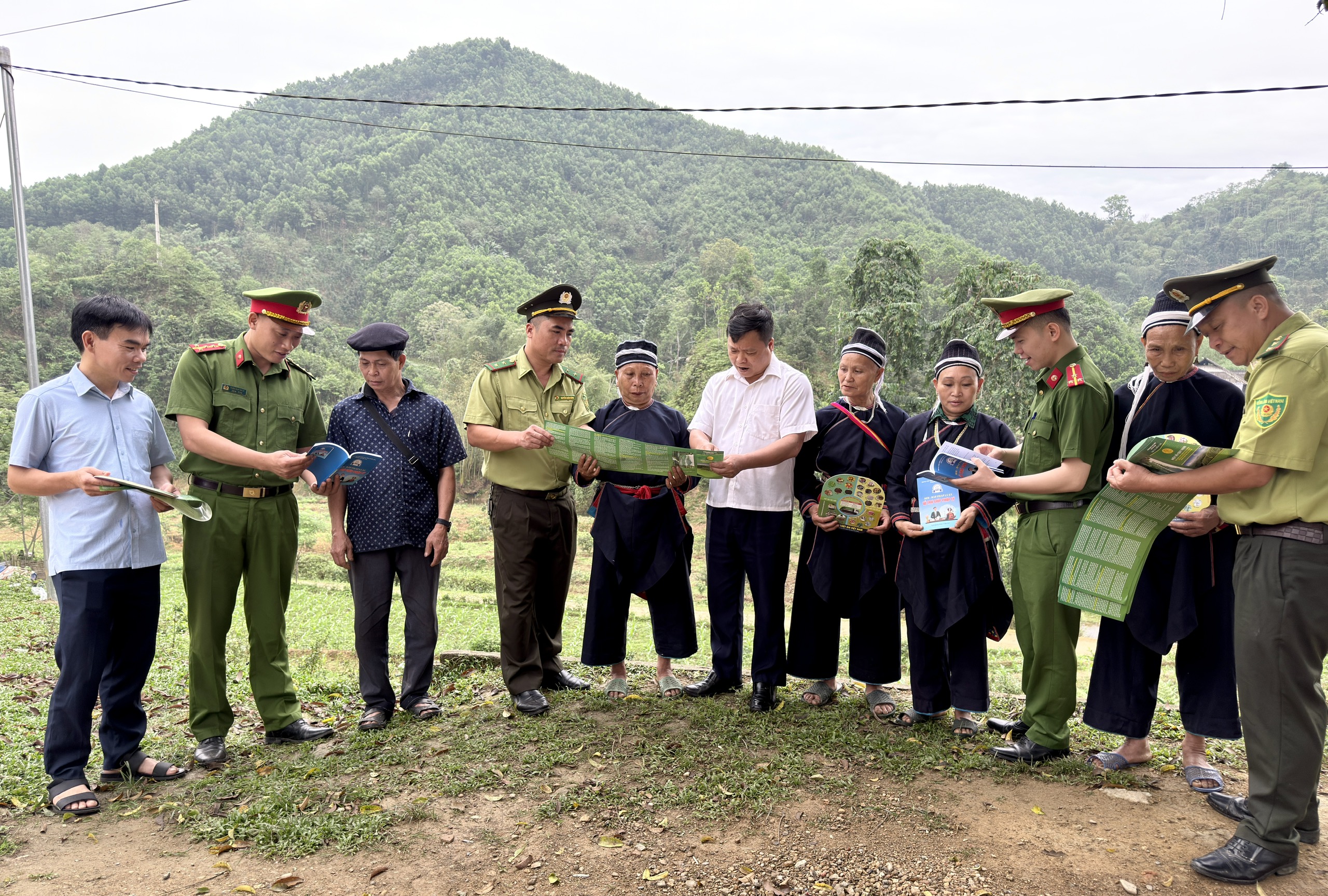 ỦY BAN NHÂN DÂN XÃ YÊN PHÚ PHỐI HỢP CÙNG KIỂM LÂM VÀ CÔNG AN XÃ YÊN PHÚ TỔ CHỨC HỘI NGHỊ TUYÊN TRUYỀN, PHỔ BIẾN PHÁP LUẬT VỀ QUẢN LÝ BẢO VỆ RỪNG, PHÁT TRIỂN RỪNG VÀ PHÒNG CHÁY CHỮA CHÁY RỪNG