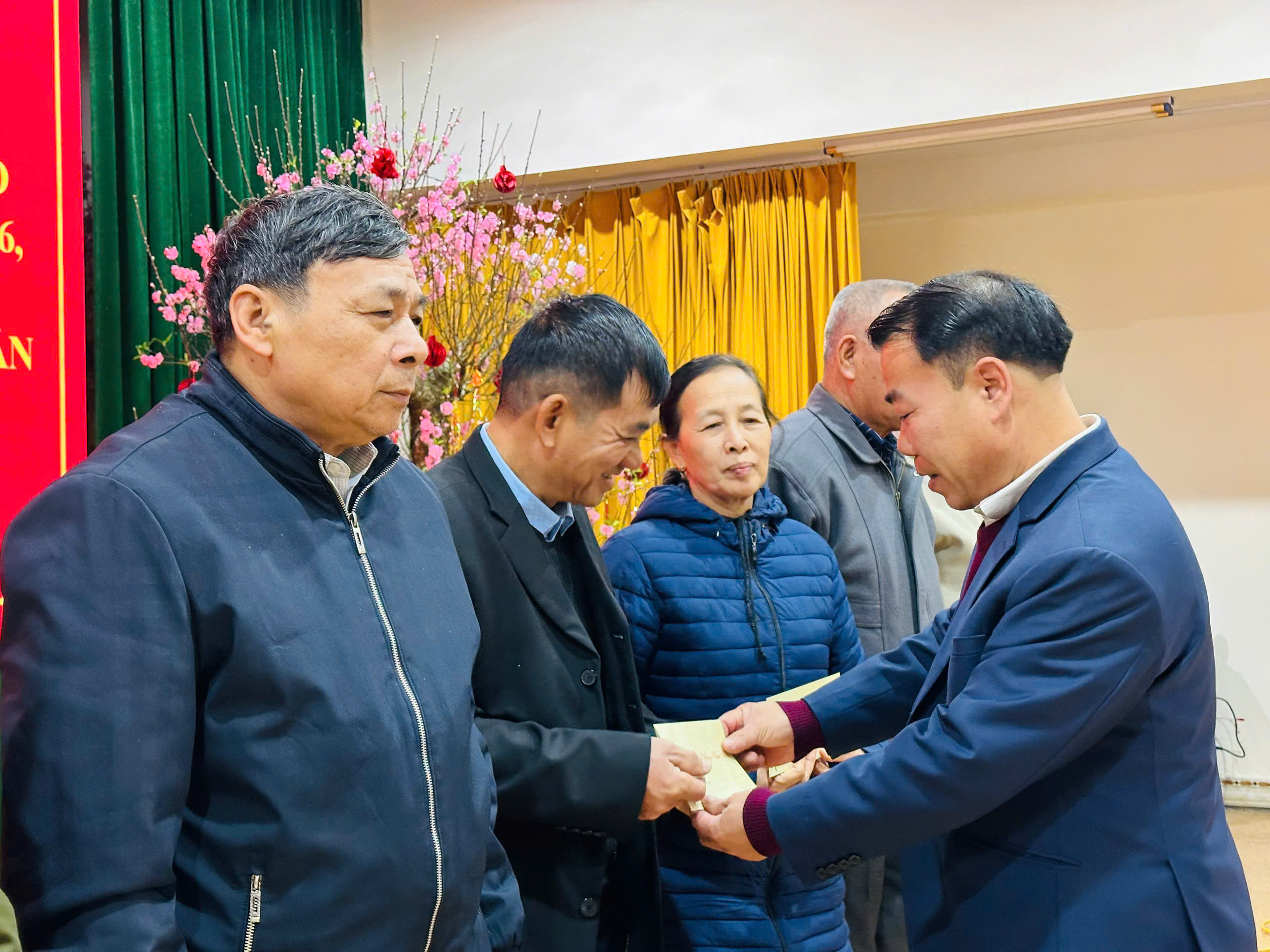 Xã Hòa An gặp mặt, tặng quà người có uy tín nhân dịp Tết Bính Ngọ 2026