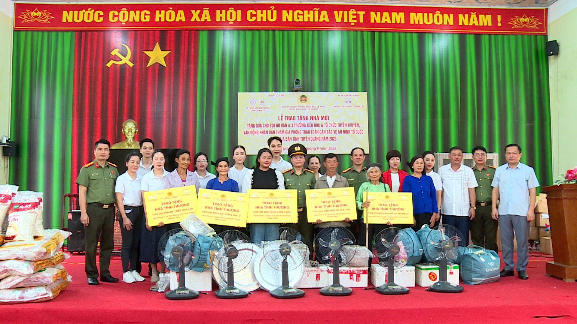 Cục Xây dựng phong trào toàn dân bảo vệ an ninh Tổ quốc – Bộ Công an trao kinh phí xoá nhà tạm trên địa bàn tỉnh Tuyên Quang 