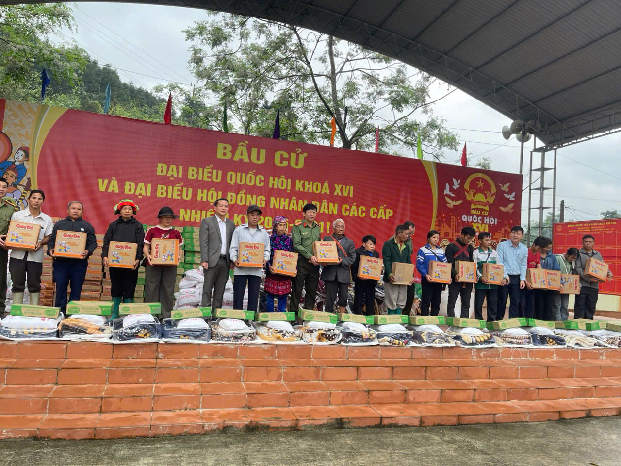 CÔNG AN TỈNH TUYÊN QUANG TRAO TẶNG 200 XUẤT QUÀ CHO BÀ CON NHÂN DÂN XÃ ĐỒNG TÂM