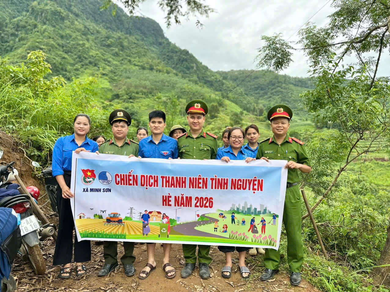 TUỔI TRẺ CÔNG AN XÃ MINH SƠN THAM GIA HỖ TRỢ HỘ GIA ĐÌNH KHÓ KHĂN MỞ ĐƯỜNG DÂN SINH