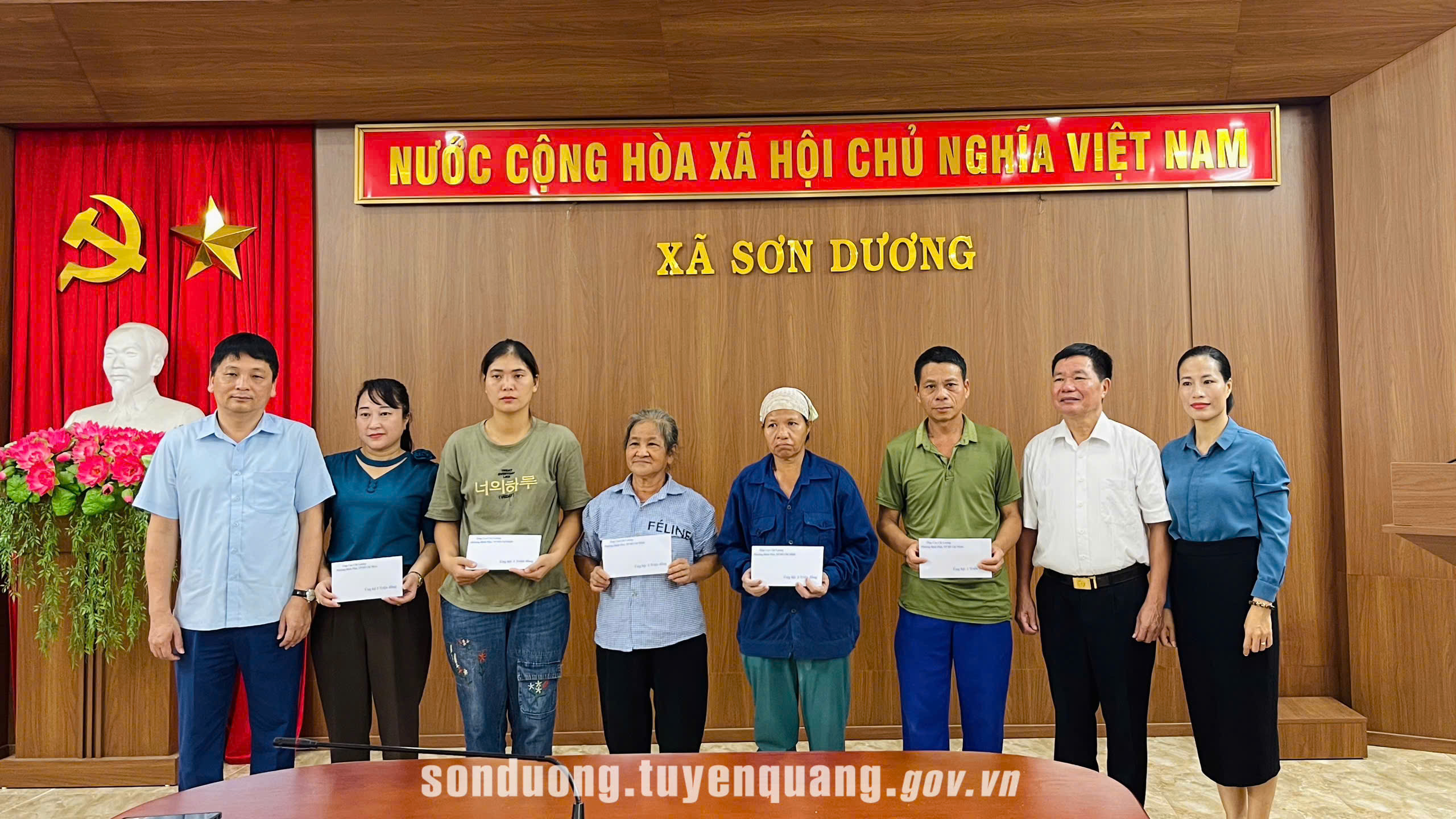 Xã Sơn Dương phối hợp hỗ trợ các hộ gia đình bị ảnh hưởng do hoàn lưu cơn bão số 10 và số 11