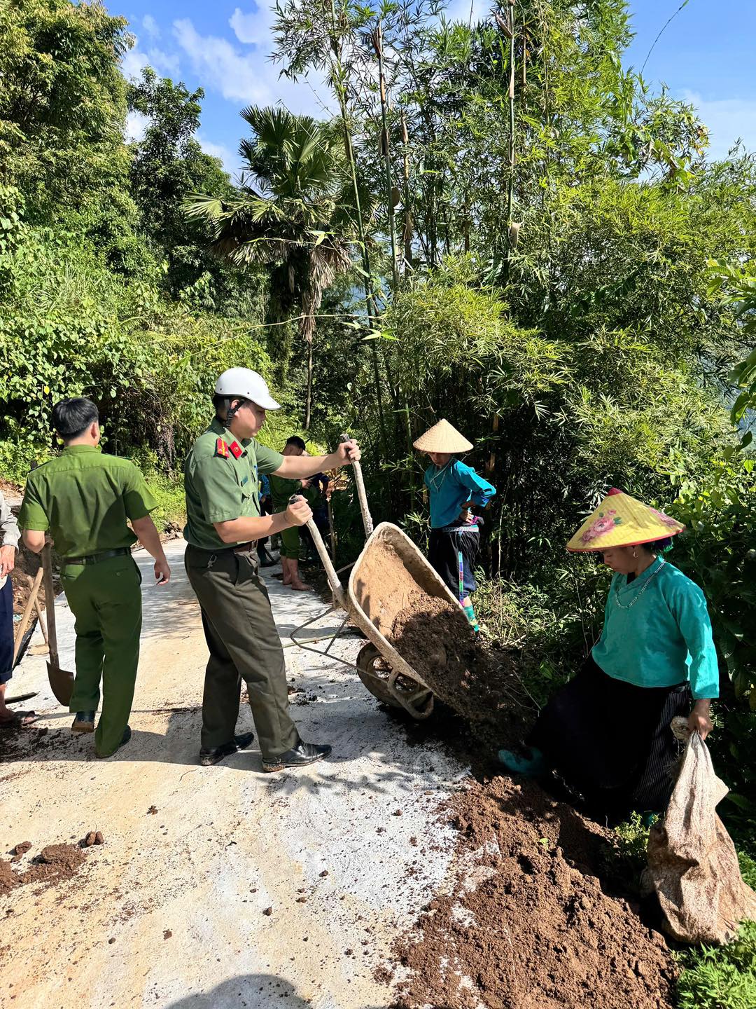 CHIỀU THỨ 7 XANH - CHUNG TAY HỖ TRỢ BÀ CON KHẮC PHỤC HẬU QUẢ SAU MƯA LŨ