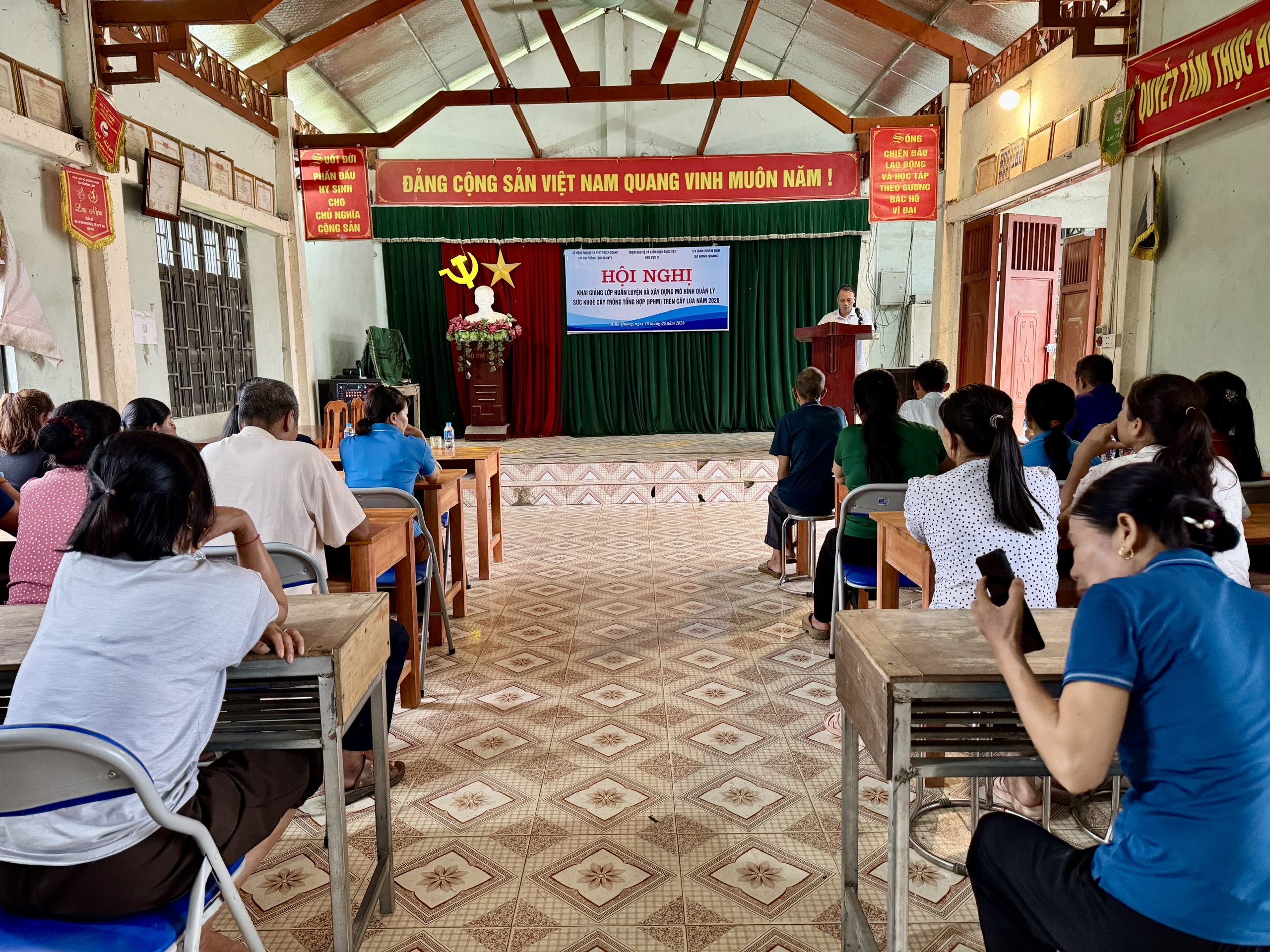 Khai giảng Lớp huấn luyện Nông dân nòng cốt về IPHM trên cây lúa tại xã Minh Quang.