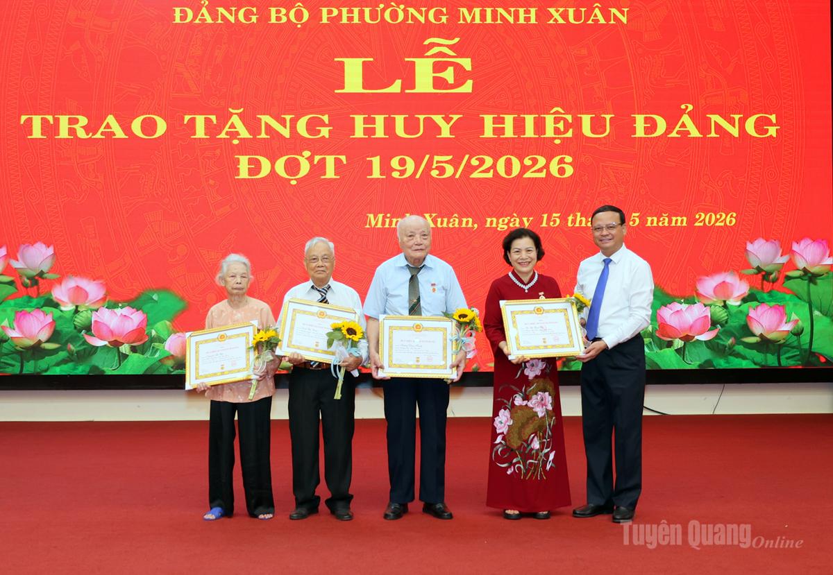 Phó Chủ tịch Thường trực UBND tỉnh Nguyễn Mạnh Tuấn trao Huy hiệu Đảng tại phường Minh Xuân
