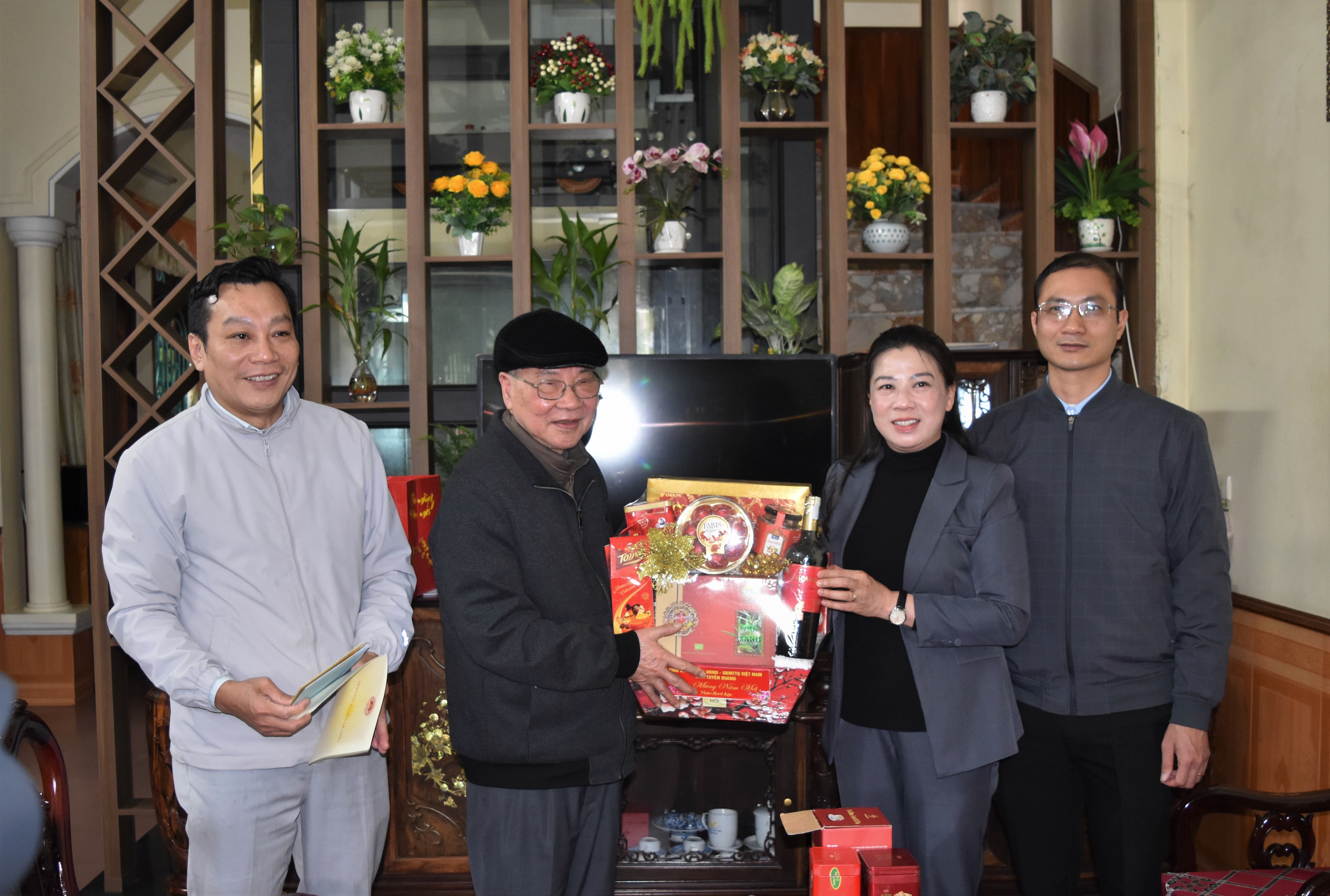 Đồng chí Lê Thị Kim Dung, Phó Bí thư Thường trực Tỉnh ủy đã đến thăm, chúc Tết các đồng chí nguyên là lãnh đạo tỉnh và gia đình các đồng chí Nguyên là lãnh đạo tỉnh nhân dịp Tết Nguyên đán