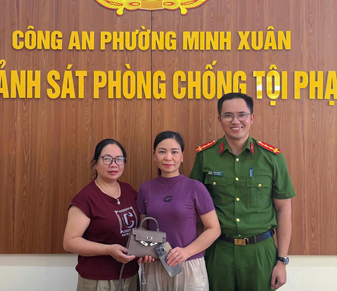 CÔ GIÁO NHẶT ĐƯỢC VÍ TIỀN NHỜ CÔNG AN PHƯỜNG TRẢ LẠI NGƯỜI ĐÁNH RƠI