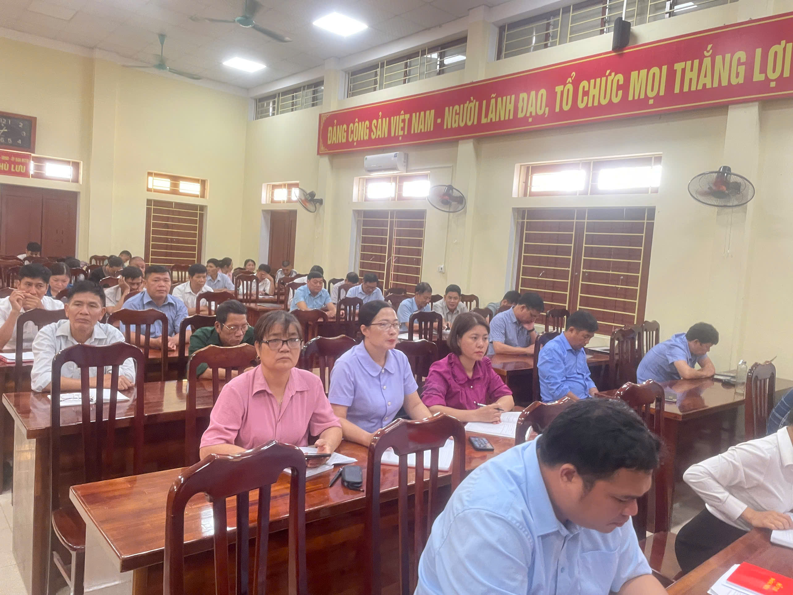 Đảng ủy xã Phù Lưu tổ chức điểm cầu Hội nghị trực tuyến quán triệt và triển khai thực hiện các Nghị quyết của Bộ Chính trị