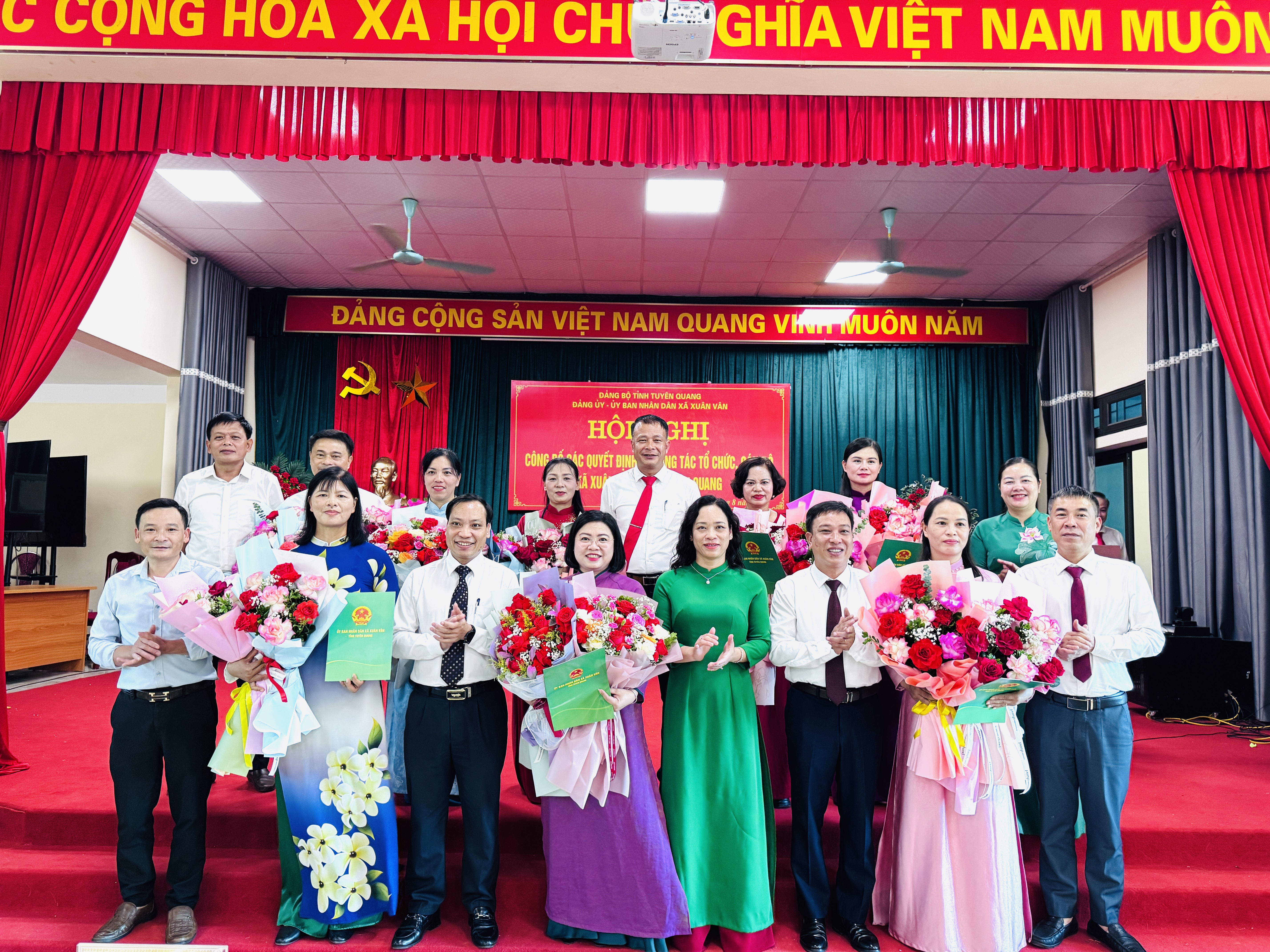 HỘI NGHỊ CÔNG BỐ CÁC QUYẾT ĐỊNH VỀ CÔNG TÁC TỔ CHỨC, CÁN BỘ ĐỐI VỚI CÁC TRƯỜNG HỌC TRÊN ĐỊA BÀN XÃ XUÂN VÂN.