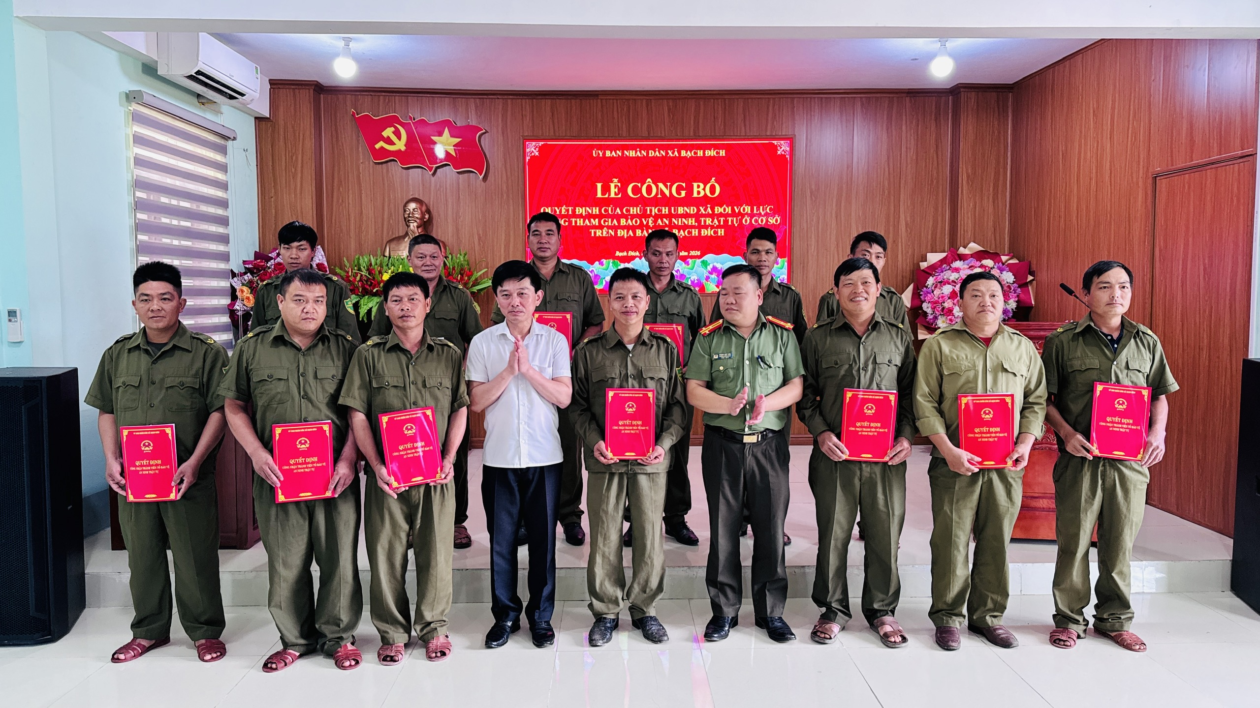 CÔNG AN XÃ BẠCH ĐÍCH TỔ CHỨC LỄ CÔNG BỐ CÁC QUYẾT ĐỊNH VỀ LỰC LƯỢNG THAM GIA BẢO VỆ AN NINH, TRẬT TỰ Ở CƠ SỞ
