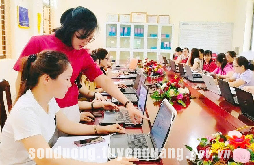 Trường Mầm non Hoa Sen tổ chức tập huấn về ứng dụng AI và quyền trẻ em cho giáo viên