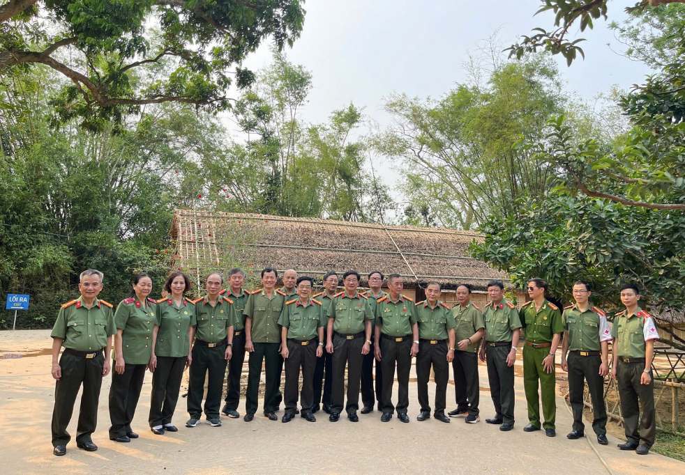 BAN LIÊN LẠC CỰU CHUYÊN GIA BỘ CÔNG AN VIỆT NAM TẠI CAMPUCHIA LAN TỎA TẤM LÒNG TRI ÂN SÂU SẮC TỪ CHUYẾN ĐI VỀ NGUỒN XUYÊN VIỆT