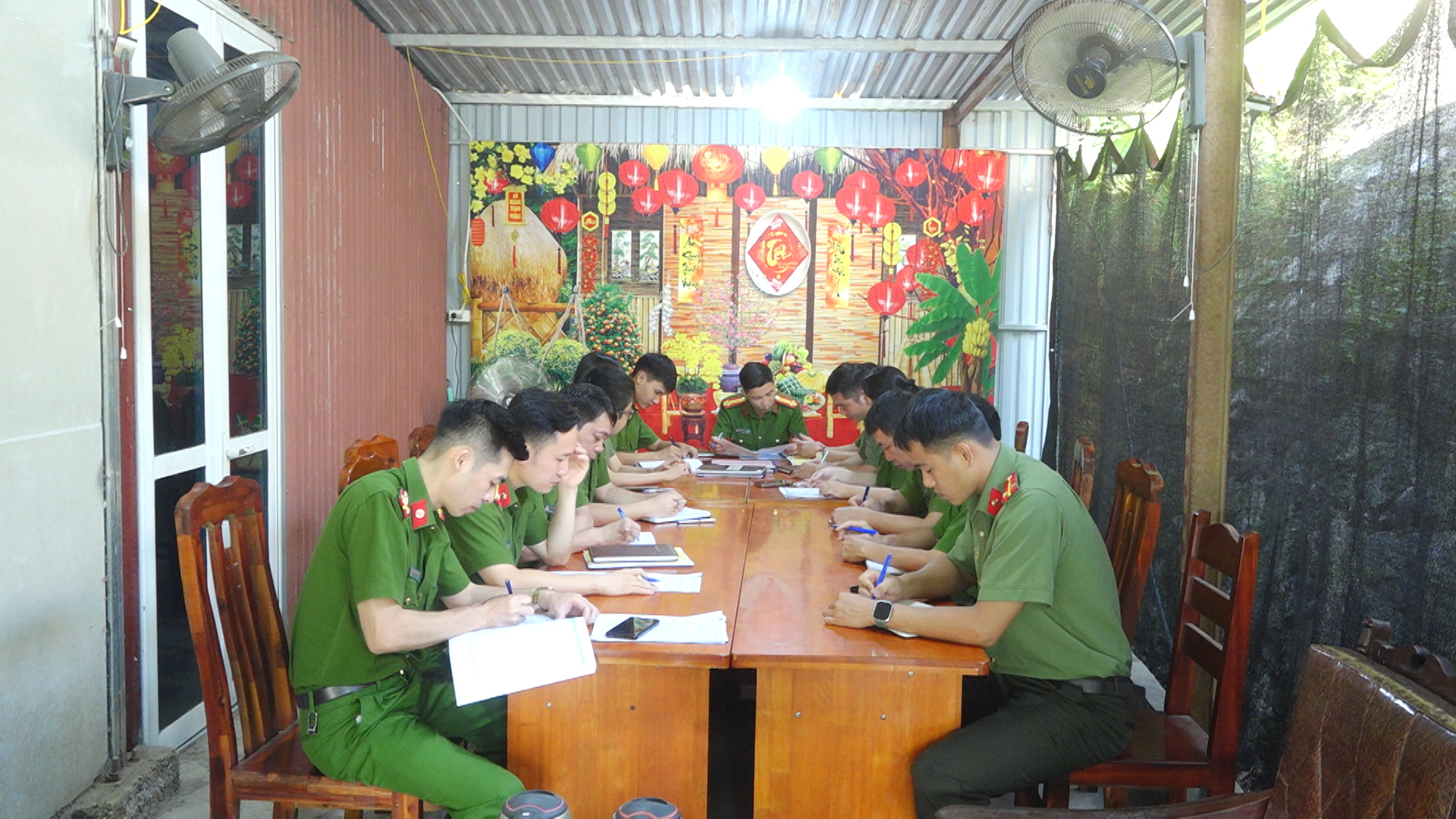   ĐỂ NGHỊ QUYẾT ĐI VÀO CUỘC SỐNG  TỪ MỘT CHI BỘ CÔNG AN XÃ