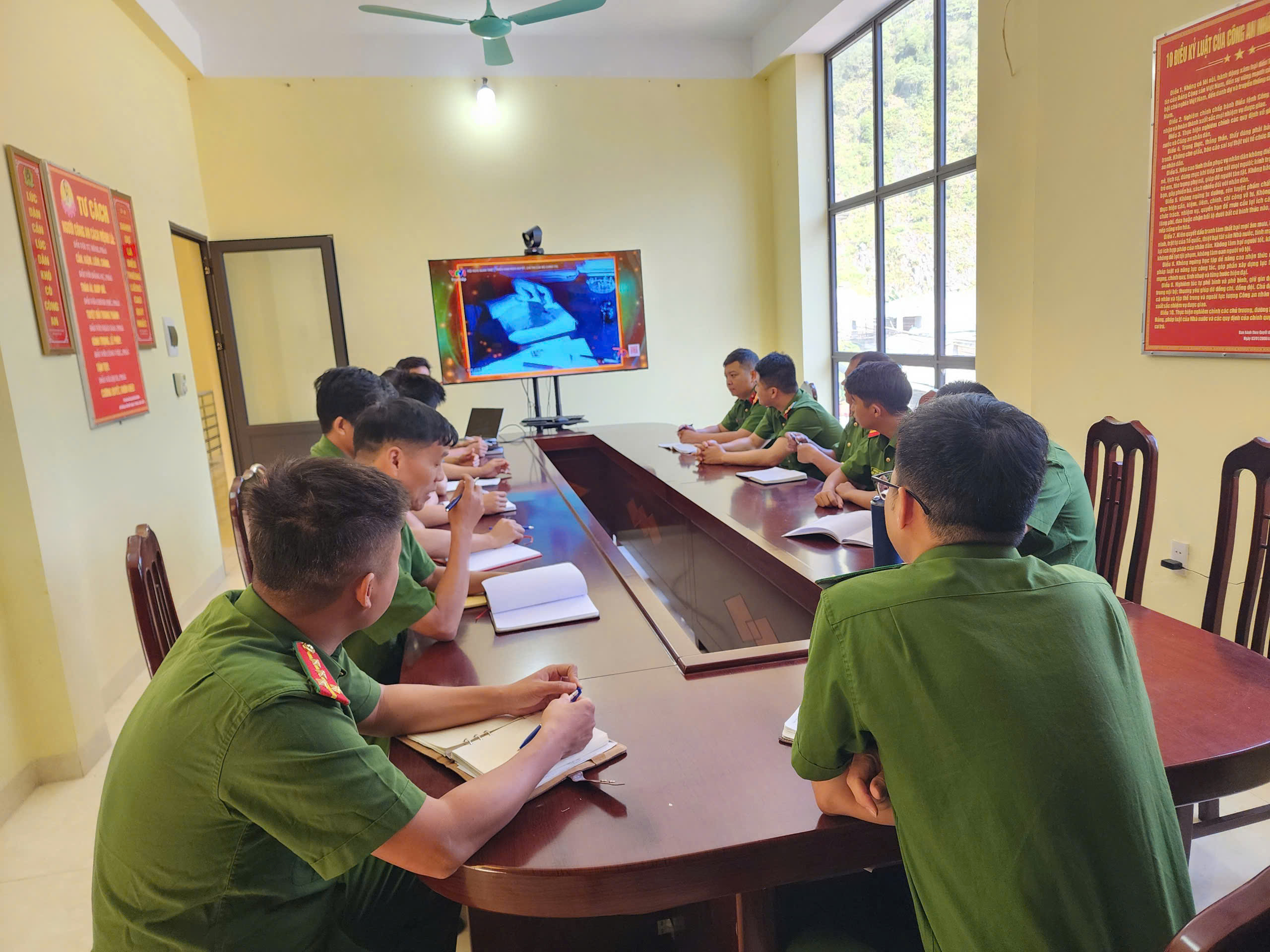 CÔNG AN XÃ LŨNG PHÌN NGHIÊM TÚC HỌC TẬP, QUÁN TRIỆT NGHỊ QUYẾT CỦA ĐẢNG