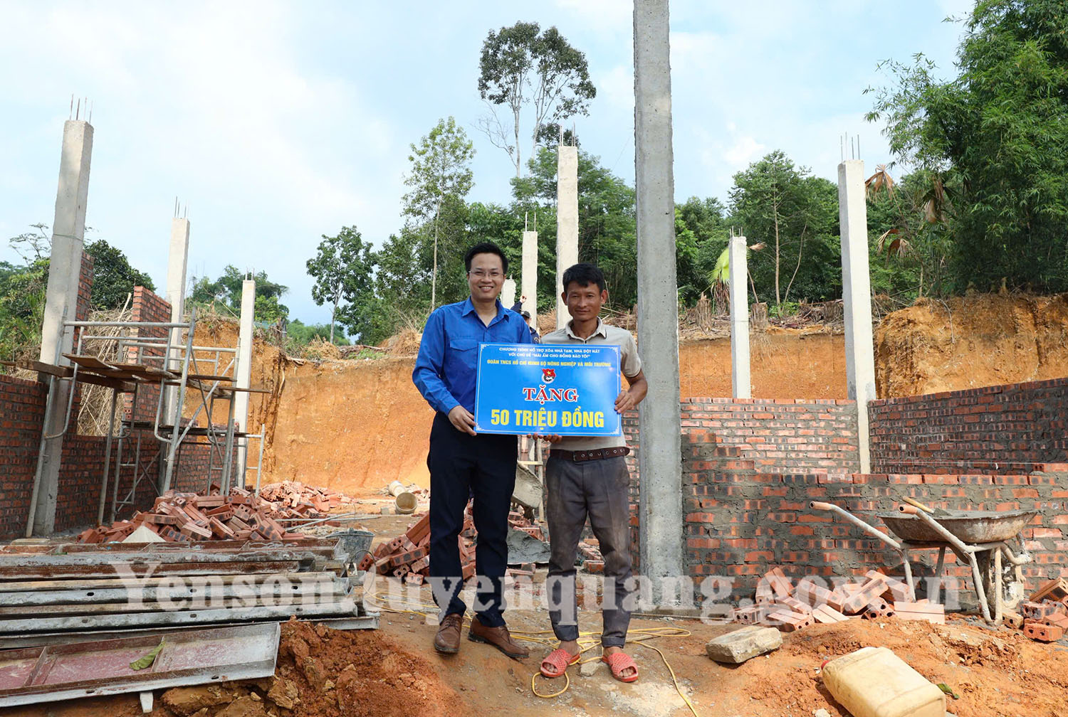 Đoàn Thanh niên Bộ Nông nghiệp và Môi trường trao tiền hỗ trợ xóa nhà tạm, nhà dột nát tại Yên Sơn