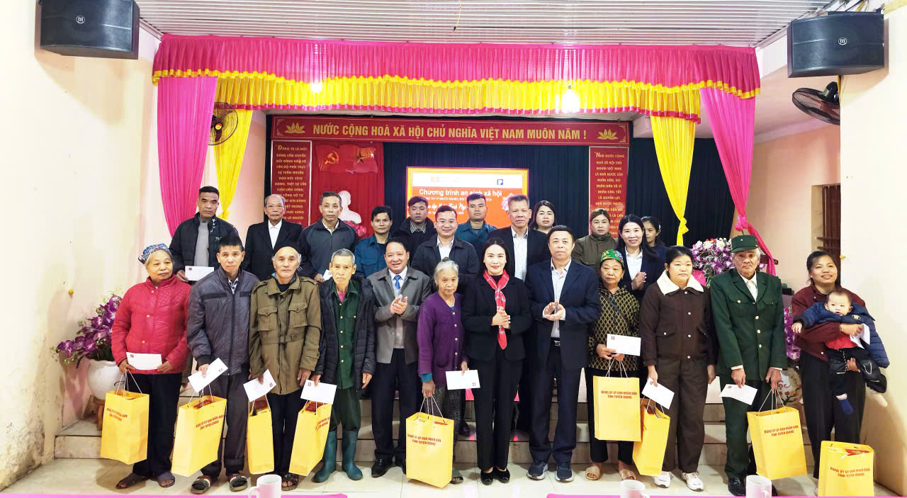 PHÓ BÍ THƯ THƯỜNG TRỰC ĐẢNG ỦY UBND TỈNH NÔNG THỊ BÍCH HUỆ THĂM, TẶNG QUÀ TẾT TẠI XÃ TIÊN YÊN