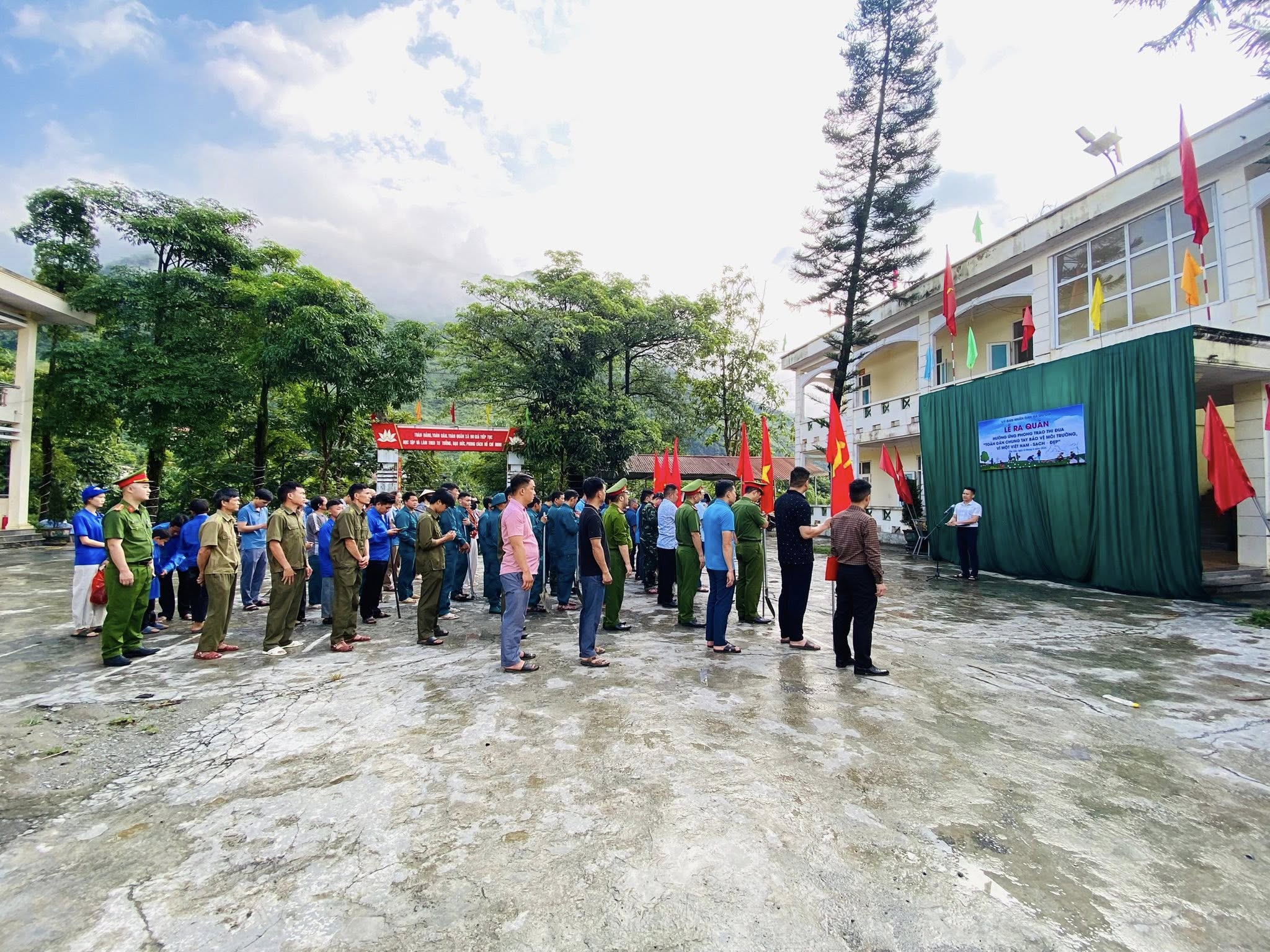 Xã Du Già ra quân hưởng ứng phong trào “Toàn dân chung tay bảo vệ môi trường, vì một Việt Nam xanh - sạch - đẹp”